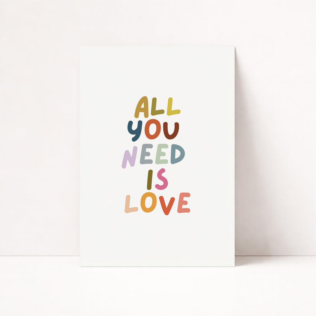 Farbenfrohes Typografie Poster mit Schriftzug All You Need Is Love – moderne Wanddeko für Wohnzimmer