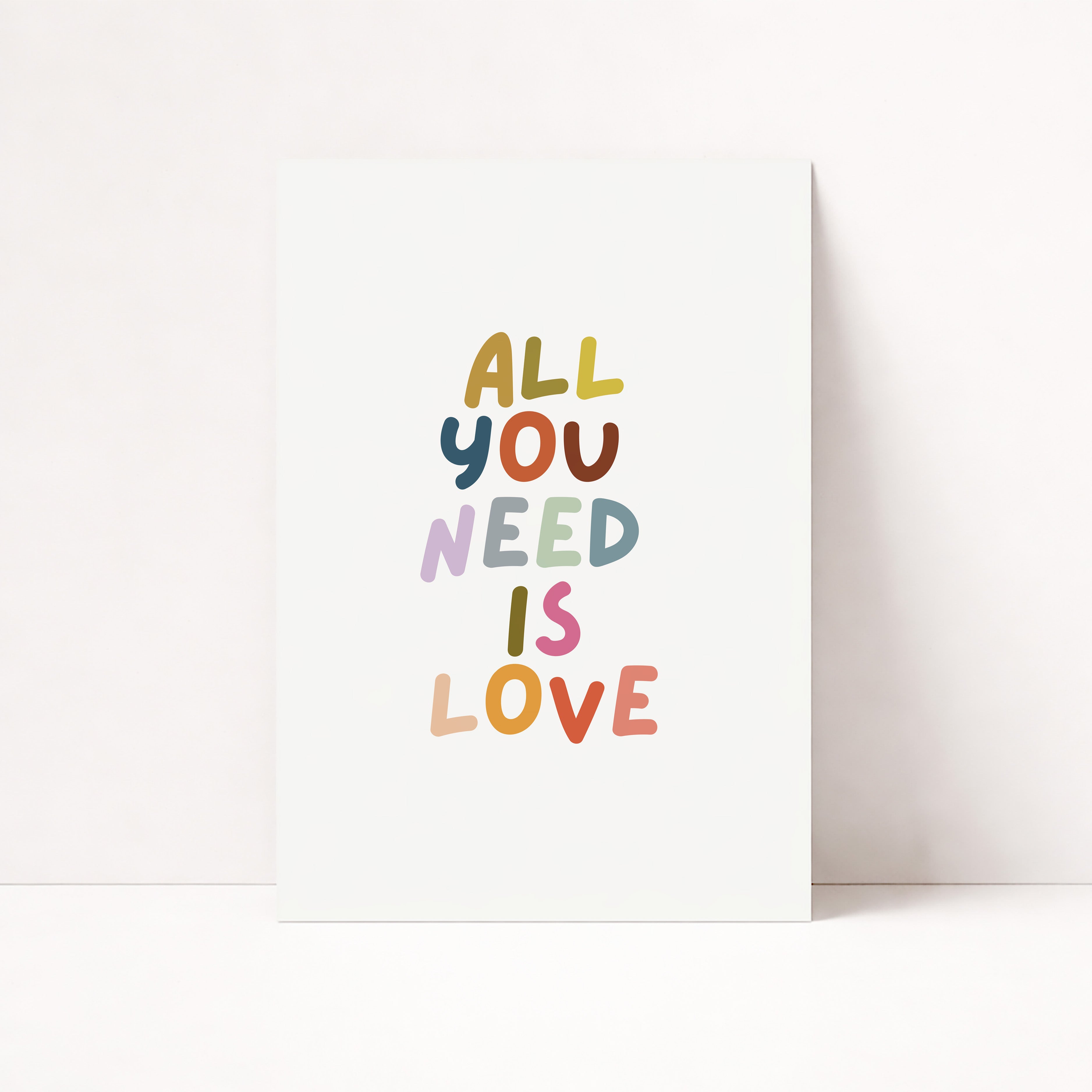Farbenfrohes Typografie Poster mit Schriftzug All You Need Is Love – moderne Wanddeko für Wohnzimmer