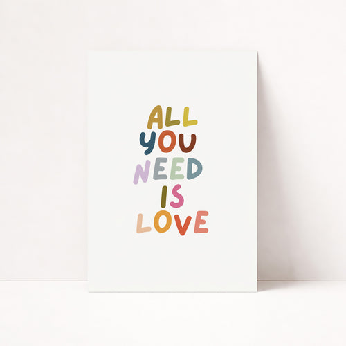 Farbenfrohes Typografie Poster mit Schriftzug All You Need Is Love – moderne Wanddeko für Wohnzimmer