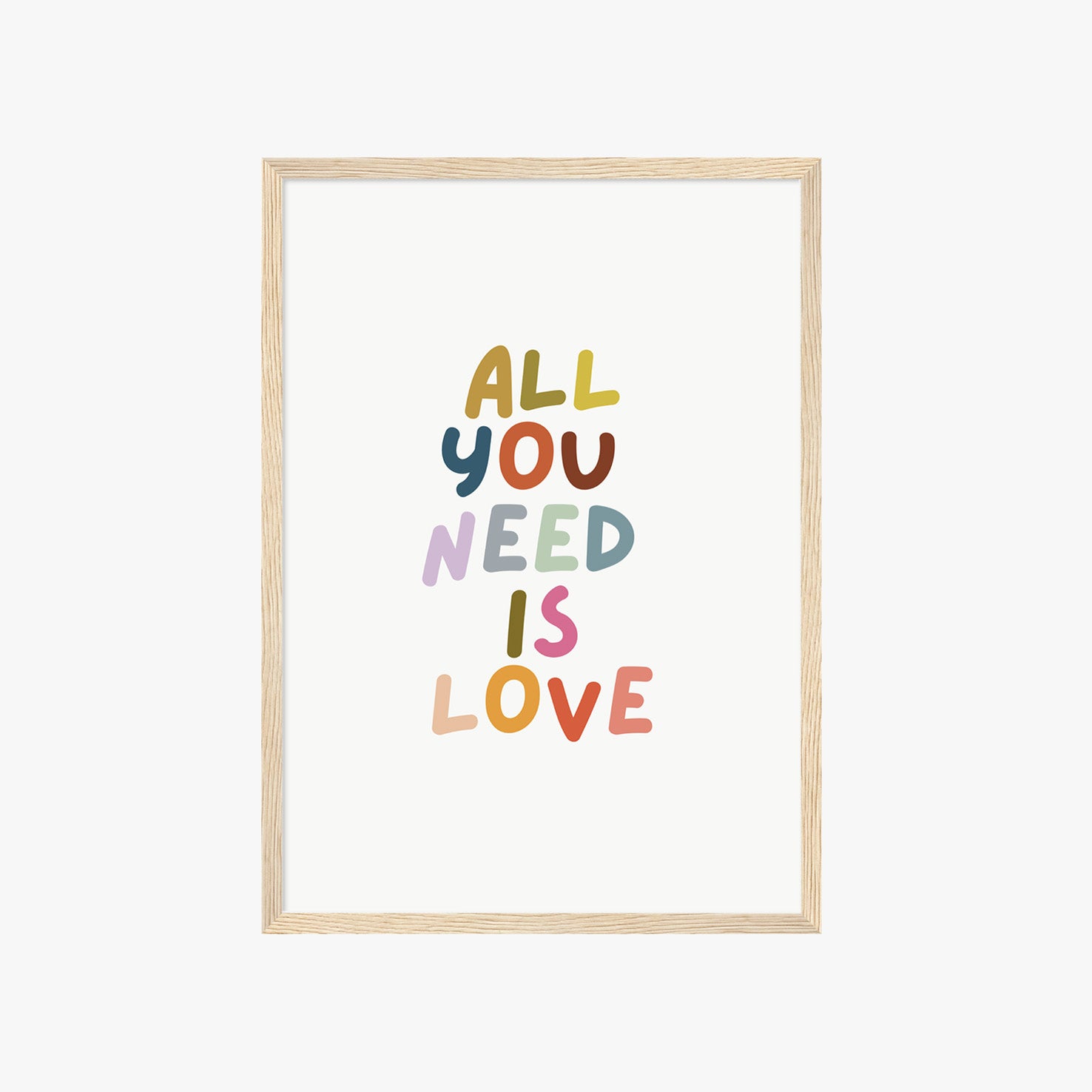 Farbenfrohes Typografie Poster mit Schriftzug All You Need Is Love – moderne Wanddeko für Wohnzimmer