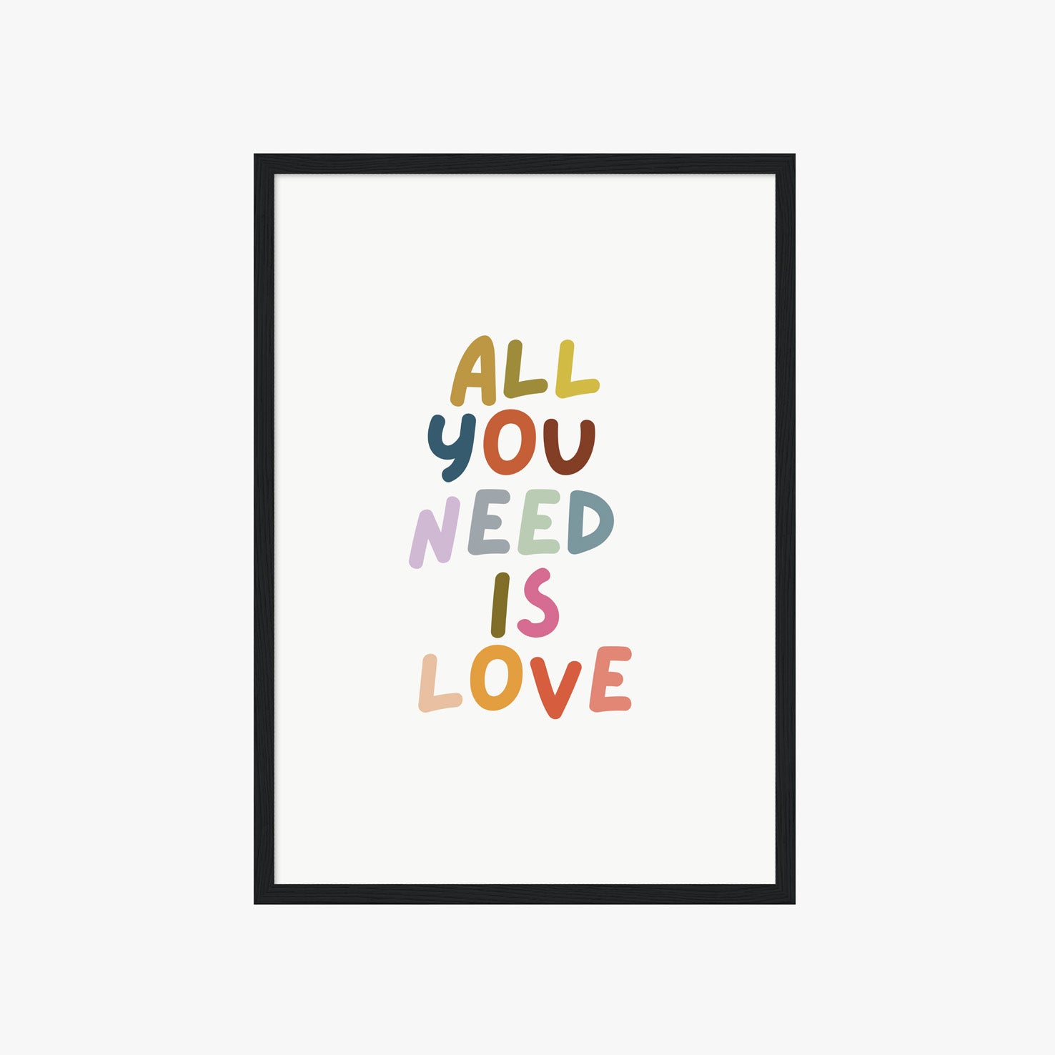 Farbenfrohes Typografie Poster mit Schriftzug All You Need Is Love – moderne Wanddeko für Wohnzimmer