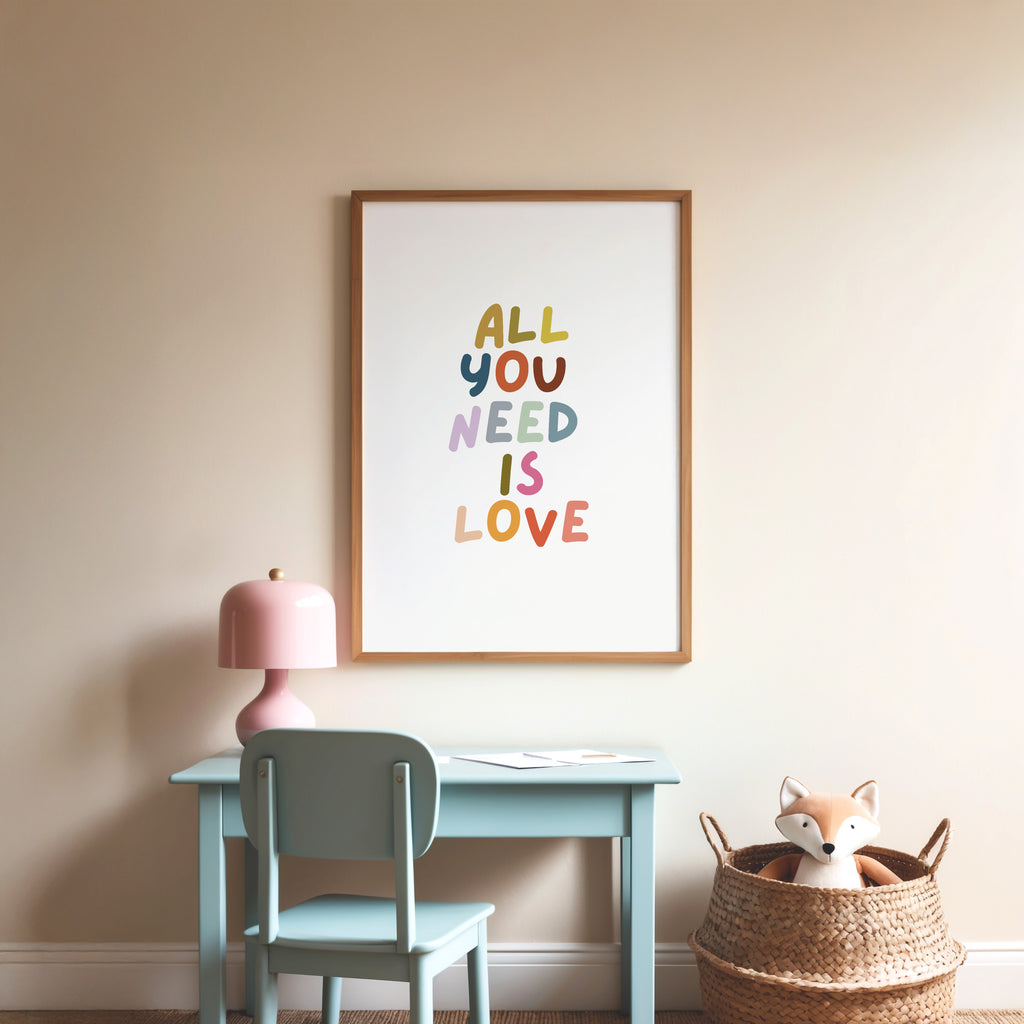 Modernes Wandbild mit farbigen Buchstaben und Love Statement – dekorativer Kunstdruck für Zuhause