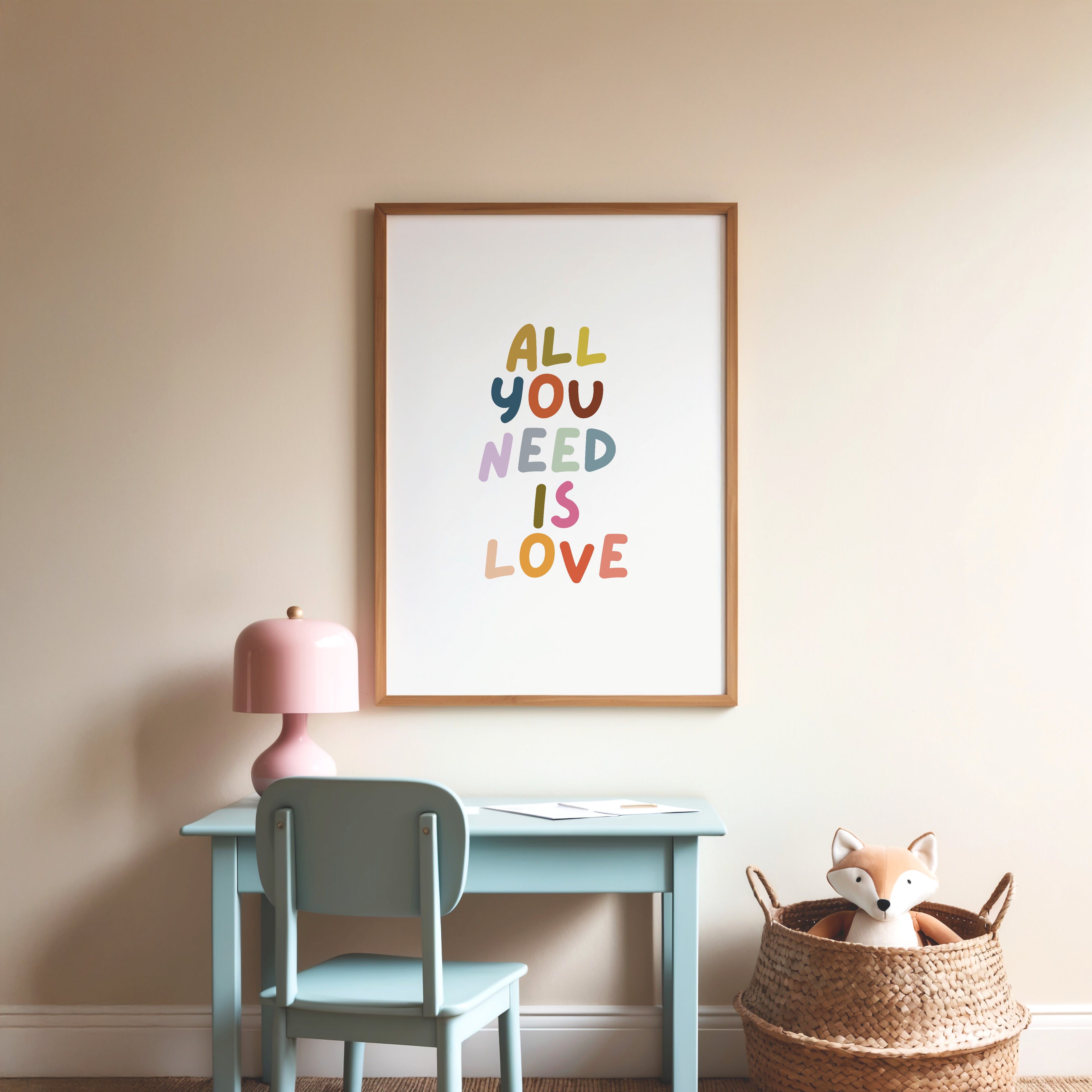 Modernes Wandbild mit farbigen Buchstaben und Love Statement – dekorativer Kunstdruck für Zuhause