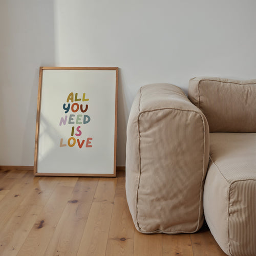 Modernes Wandbild mit farbigen Buchstaben und Love Statement – dekorativer Kunstdruck für Zuhause
