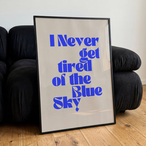 Editorial Typography Poster mit kräftiger blauer Schrift auf neutralem Hintergrund – moderne Wandkunst für Büro oder Flur