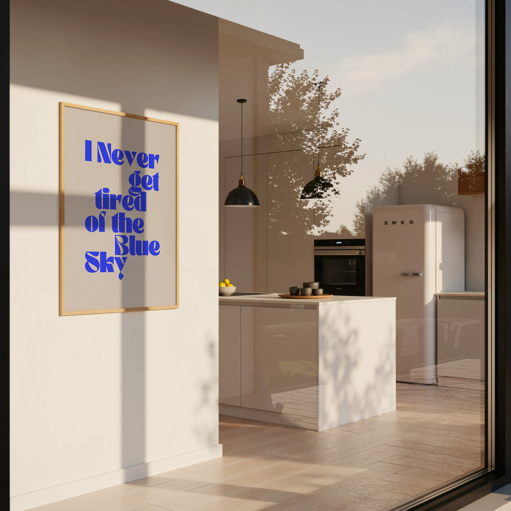 Modernes Typografie Poster mit blauem Schriftzug und minimalistischem Design – stilvolle Wanddeko für Wohnzimmer
