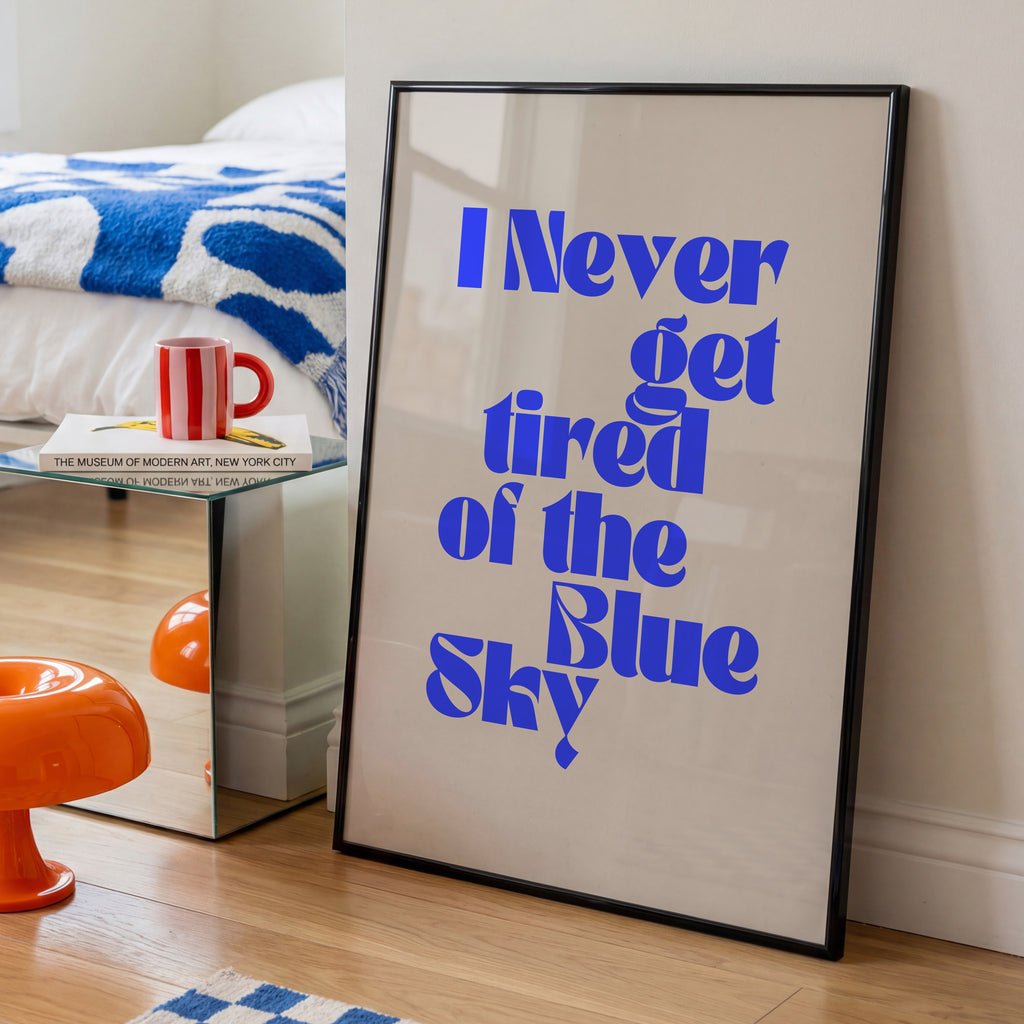 Editorial Typography Poster mit kräftiger blauer Schrift auf neutralem Hintergrund – moderne Wandkunst für Büro oder Flur