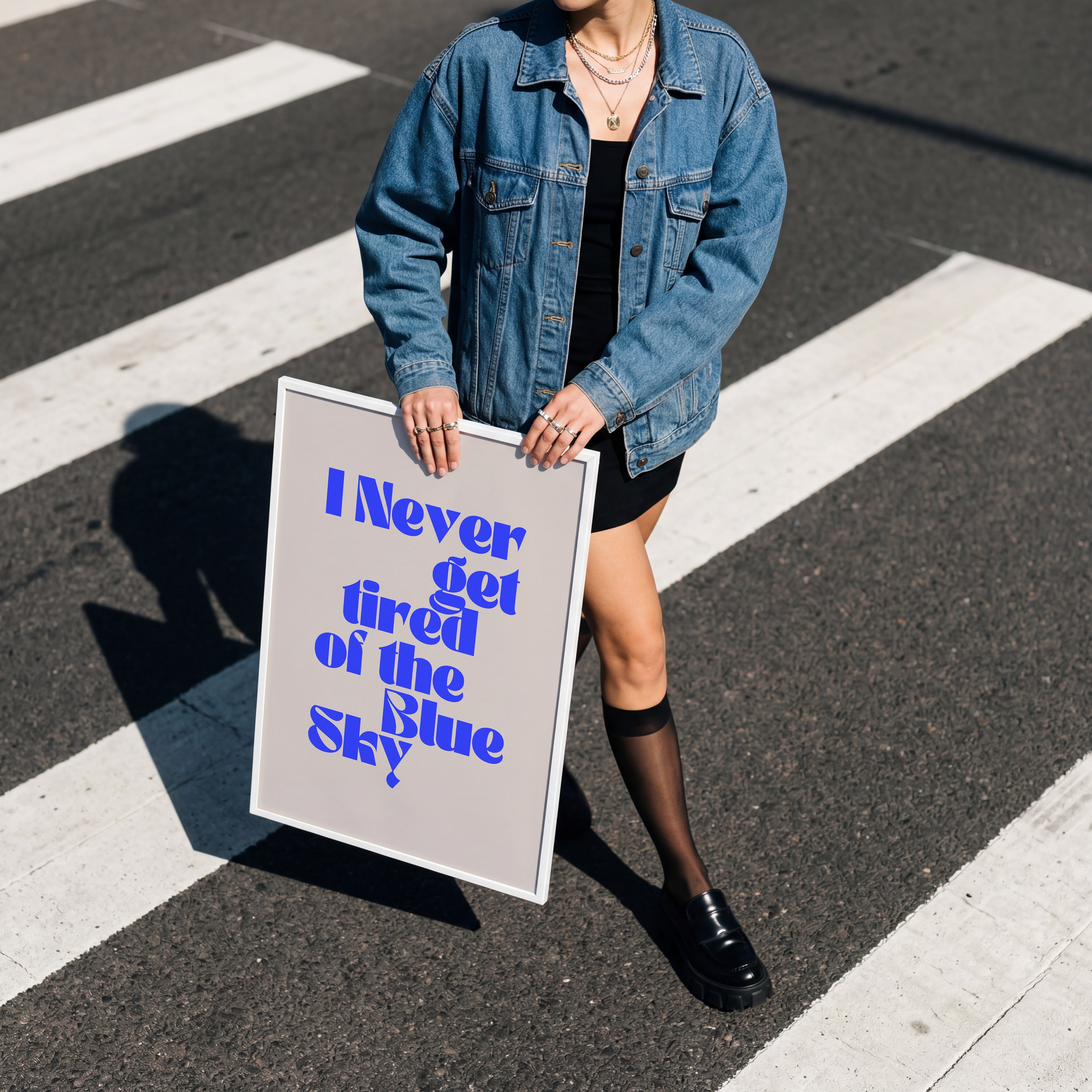 Minimalistisches Quote Poster mit auffälliger Typografie in Blau – ästhetische Wanddeko im modernen Stil