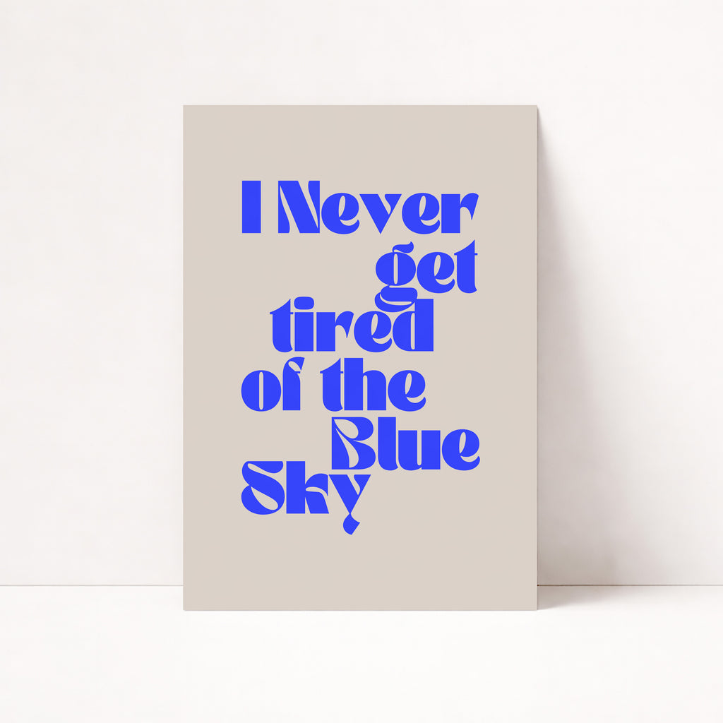 Modernes Typografie Poster mit blauem Schriftzug und minimalistischem Design – stilvolle Wanddeko für Wohnzimmer