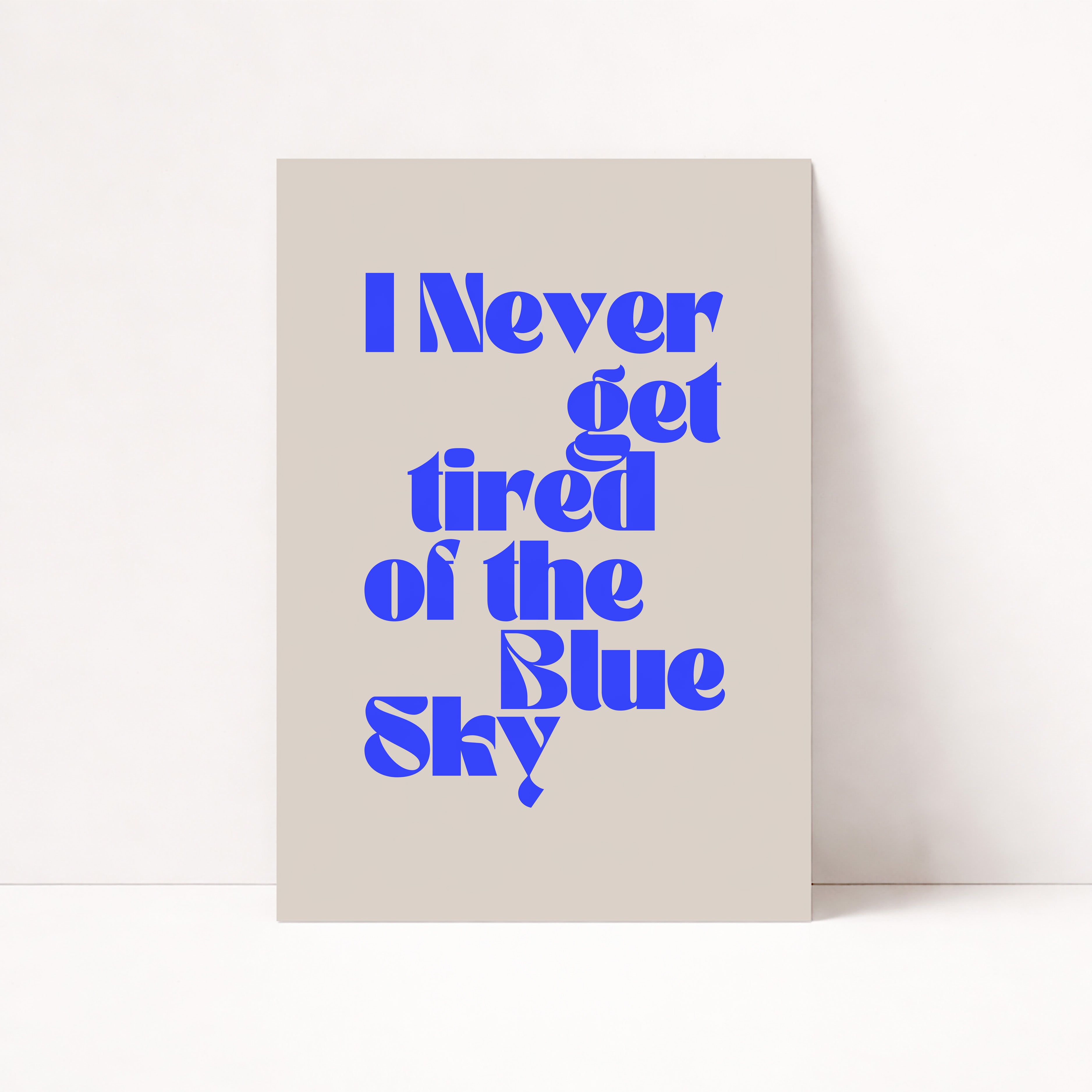 Modernes Typografie Poster mit blauem Schriftzug und minimalistischem Design – stilvolle Wanddeko für Wohnzimmer