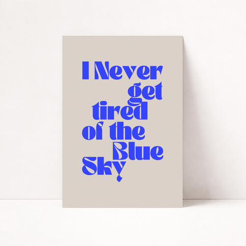 Modernes Typografie Poster mit blauem Schriftzug und minimalistischem Design – stilvolle Wanddeko für Wohnzimmer