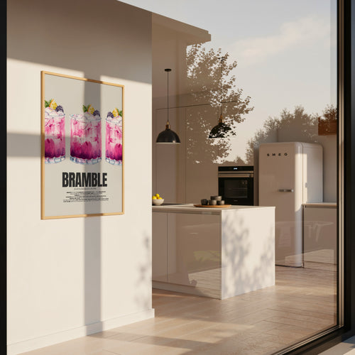 Modernes Bramble Cocktail Poster mit pinken Drink Illustrationen für Küche oder Home Bar
Stilvolles Cocktail Wandbild mit Bramble Rezept und moderner Typografie im Retro Stil
Ästhetisches Cocktail Poster mit Beerencocktails für moderne Küchen und Barbereiche
Bramble Drink Poster mit illustrativen Cocktails in Pink und Lila als moderne Wanddeko
Künstlerisches Cocktail Rezept Poster für Home Bar, Küche oder stilvolles Wohnzimmer