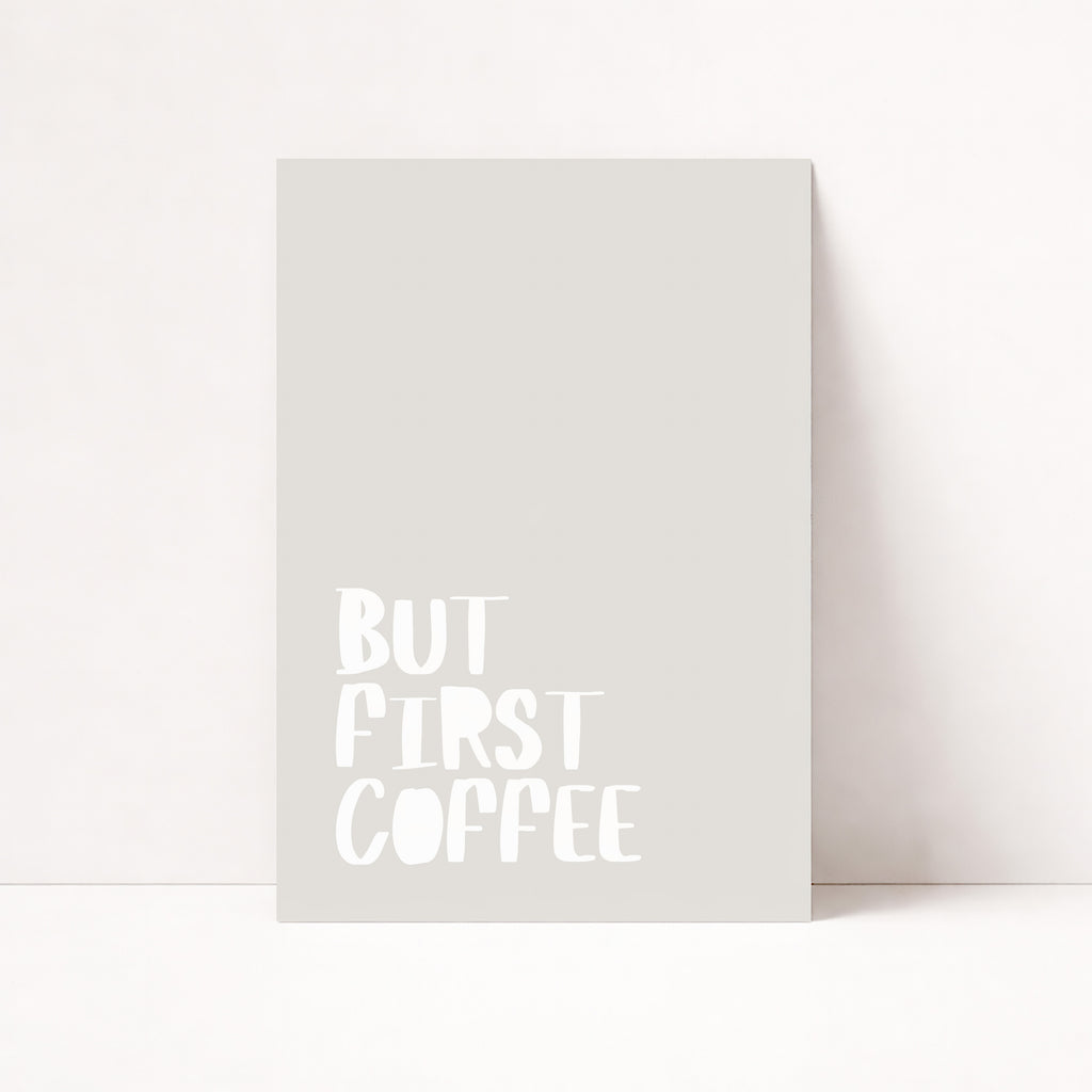 Minimalistisches But First Coffee Poster in Beige für moderne Küchen und Coffee Corners