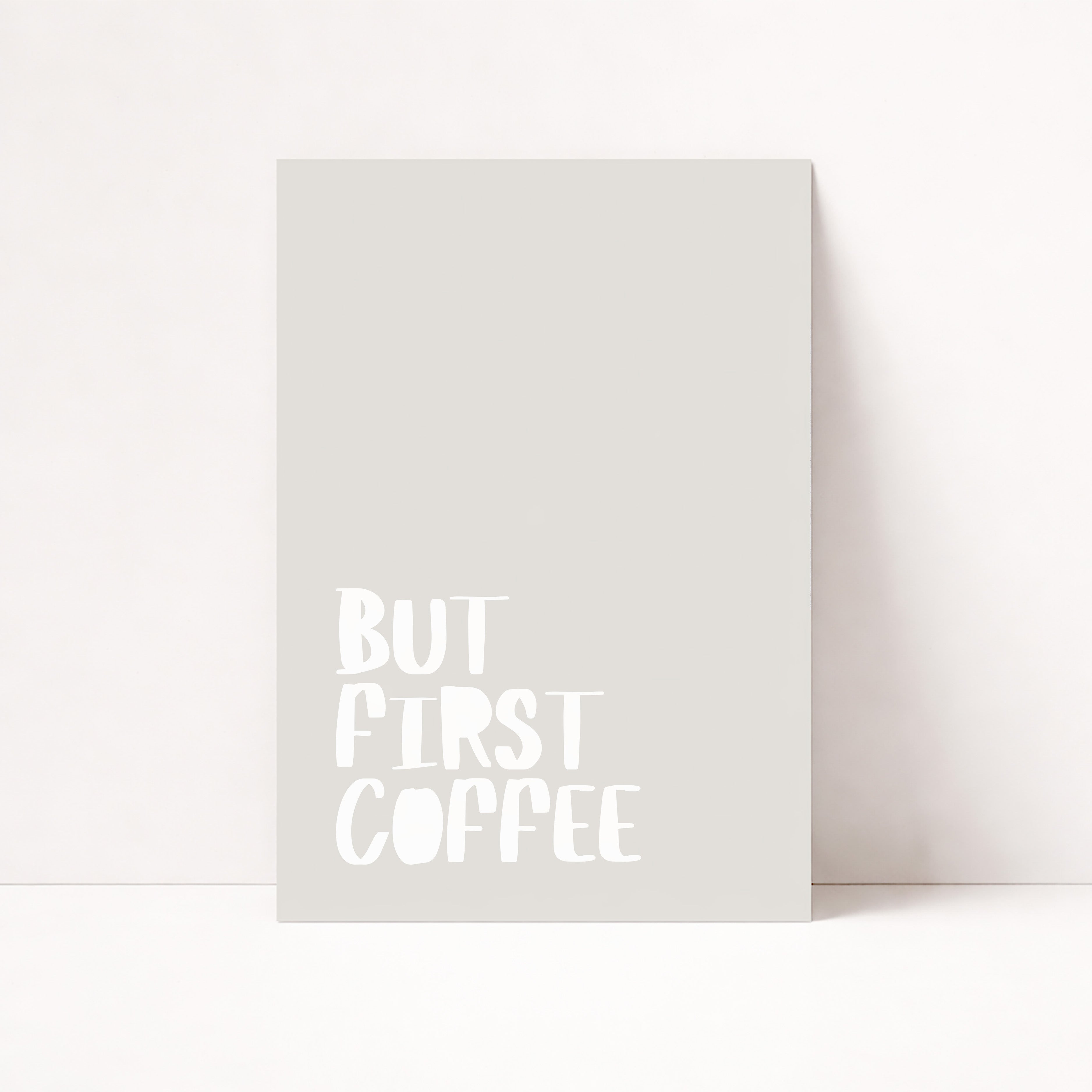 Minimalistisches But First Coffee Poster in Beige für moderne Küchen und Coffee Corners