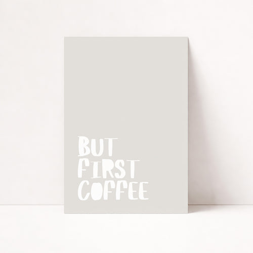 Minimalistisches But First Coffee Poster in Beige für moderne Küchen und Coffee Corners