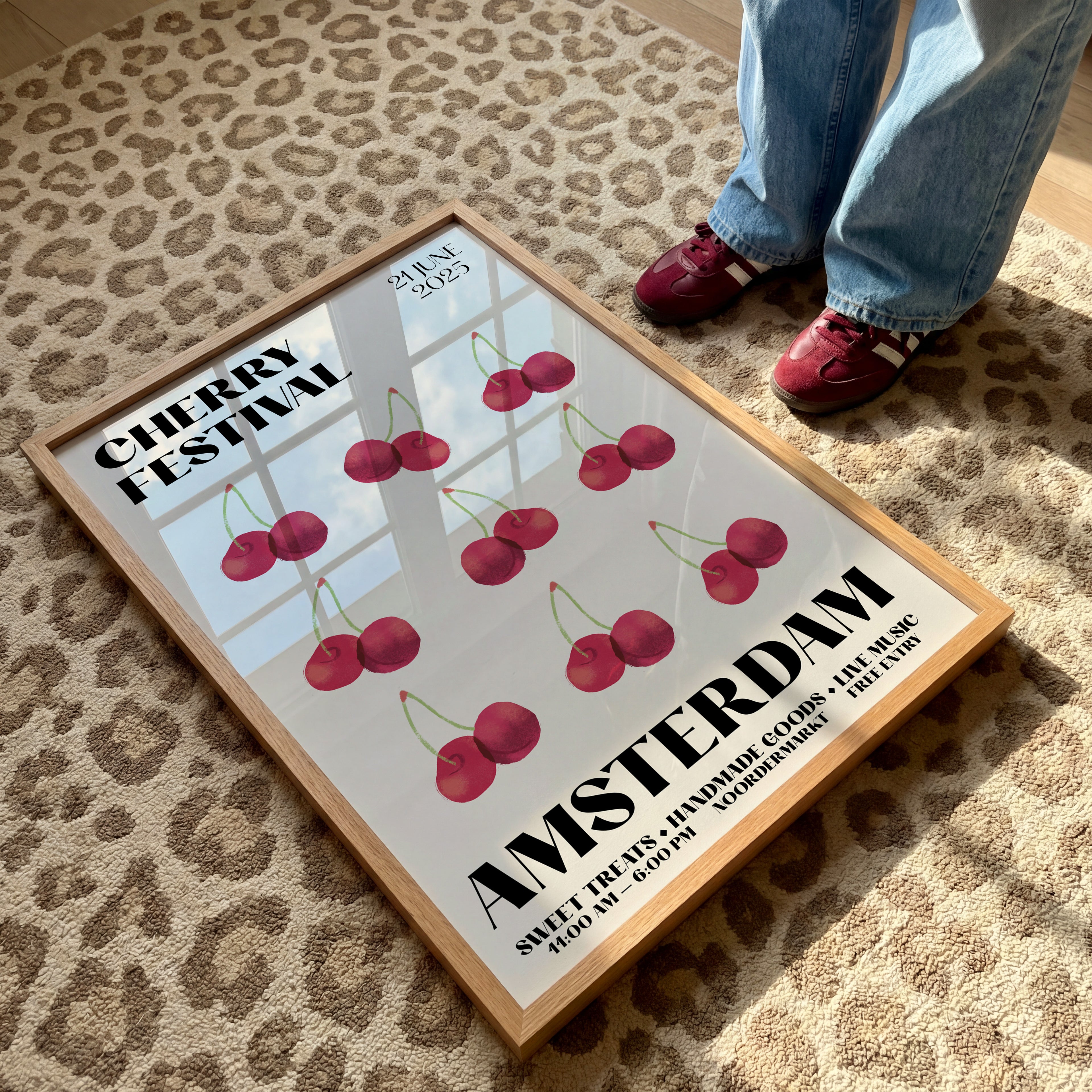 Contemporary Cherry Poster mit verspielten Fruchtillustrationen und moderner Wanddeko