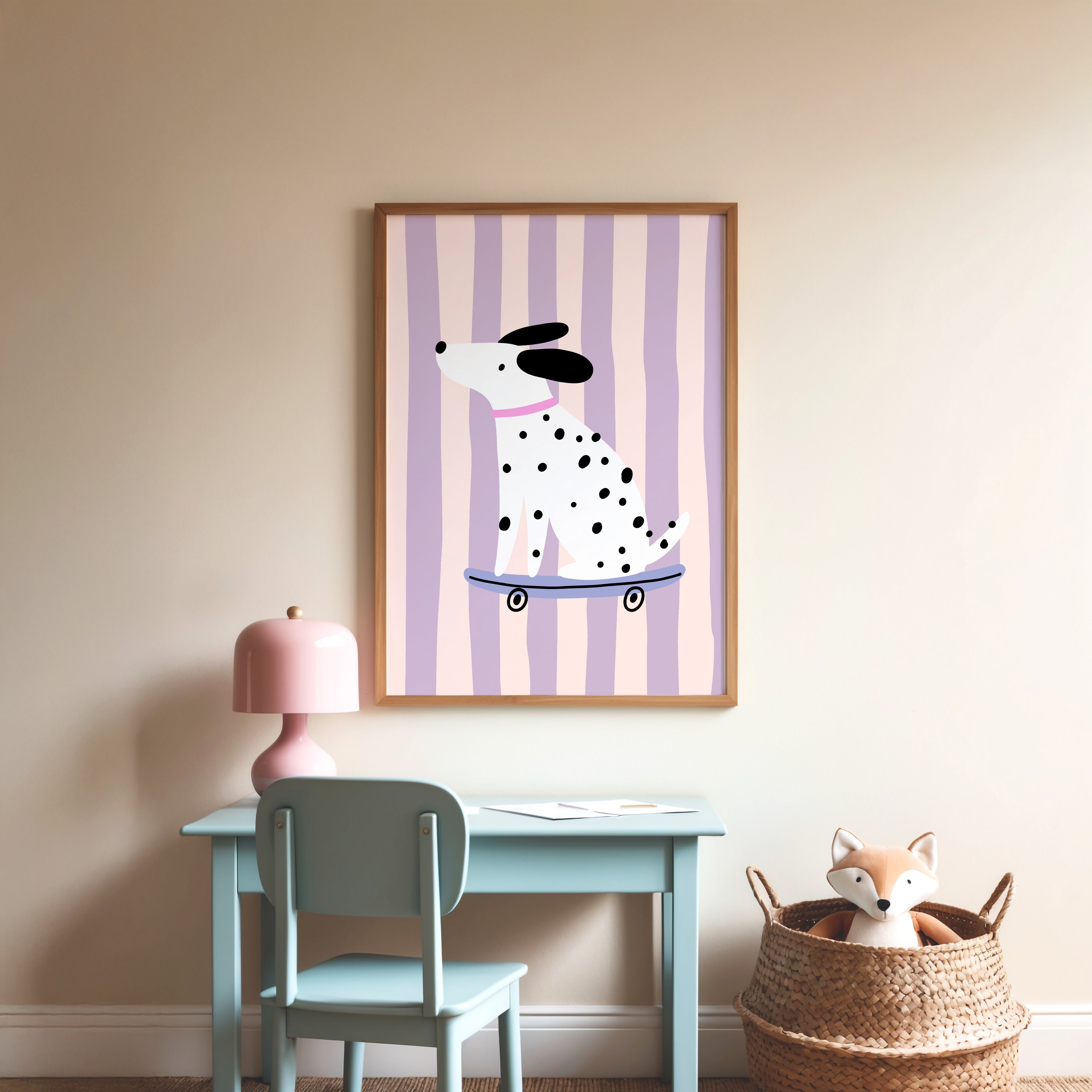 Dalmatiner auf Skateboard Poster mit rosa-lila Streifen für das Kinderzimmer
Verspieltes Hundeposter mit Dalmatiner und Skateboard im modernen Retro-Stil
Cooles Kinderzimmer Wandbild mit gepunktetem Hund auf einem Skateboard
Retro Tierposter mit Dalmatiner vor welligem Streifenmuster in Rosa und Flieder
Modernes Hunde Poster als fröhliche Wanddeko für Kinderzimmer und Spielzimmer