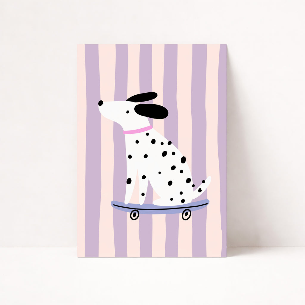 Dalmatiner auf Skateboard Poster mit rosa-lila Streifen für das Kinderzimmer
Verspieltes Hundeposter mit Dalmatiner und Skateboard im modernen Retro-Stil
Cooles Kinderzimmer Wandbild mit gepunktetem Hund auf einem Skateboard
Retro Tierposter mit Dalmatiner vor welligem Streifenmuster in Rosa und Flieder
Modernes Hunde Poster als fröhliche Wanddeko für Kinderzimmer und Spielzimmer