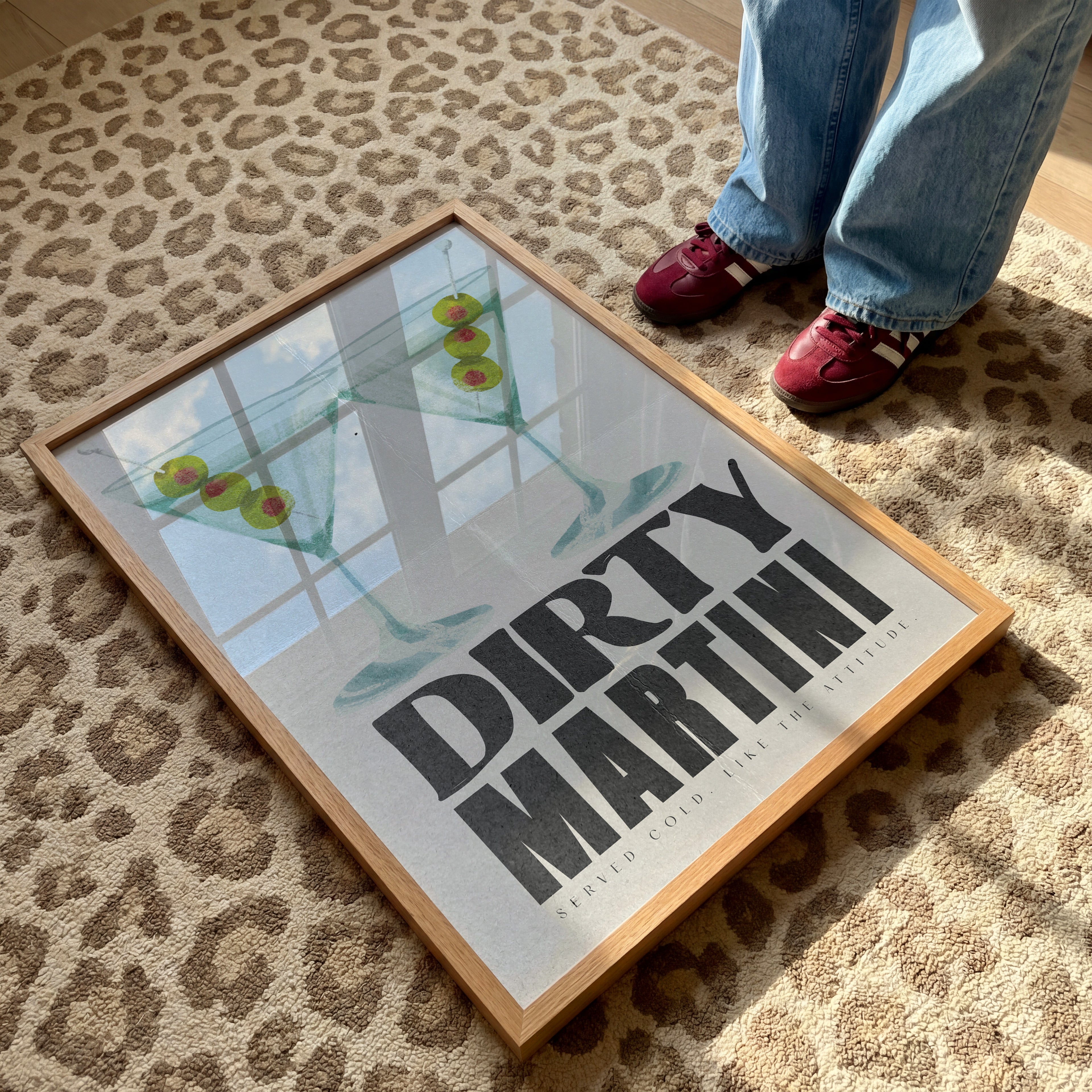 Modernes Dirty Martini Poster mit Cocktail Illustration und Retro Typografie für Home Bar
Stilvolles Martini Wandbild mit grünen Oliven im minimalistischen Vintage Design
Cocktail Poster im Mid Century Stil für Küche, Barwagen oder Wohnzimmer
