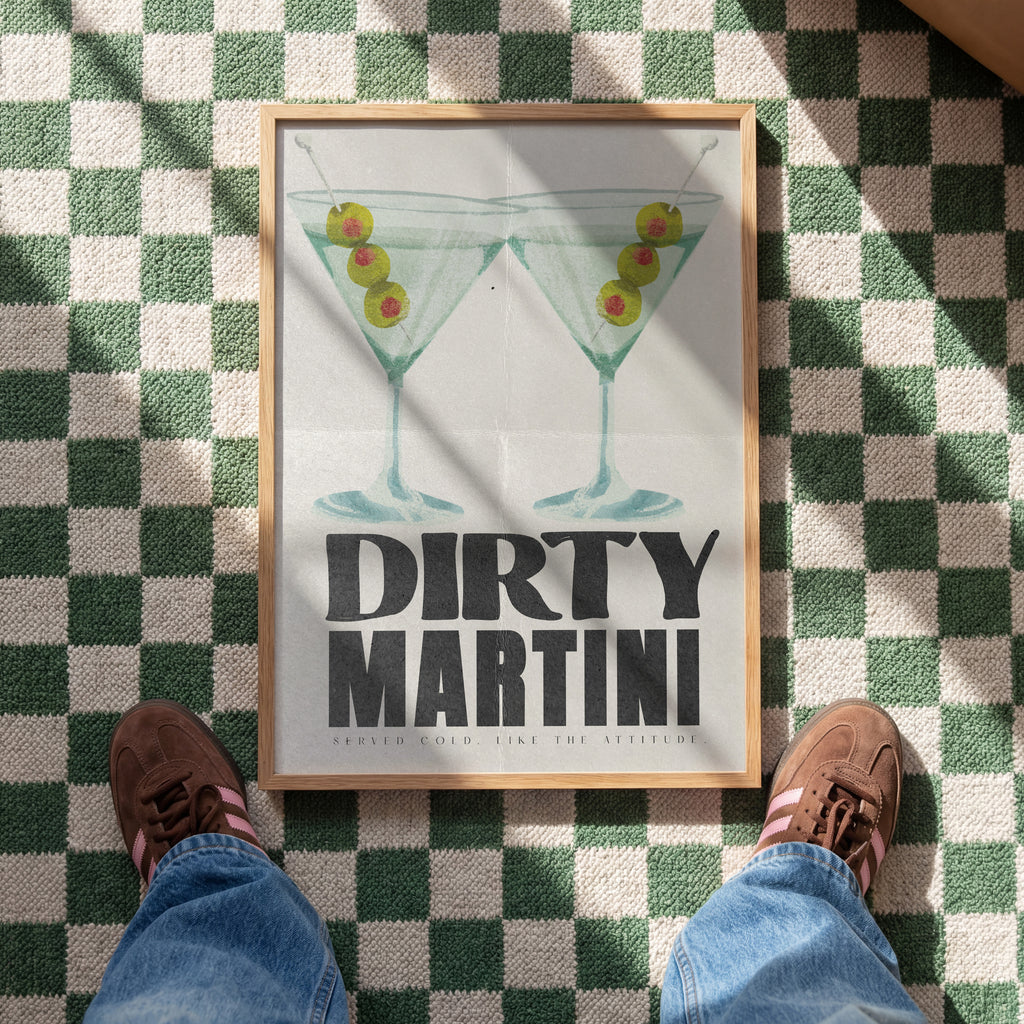 Modernes Dirty Martini Poster mit Cocktail Illustration und Retro Typografie für Home Bar
Stilvolles Martini Wandbild mit grünen Oliven im minimalistischen Vintage Design
Cocktail Poster im Mid Century Stil für Küche, Barwagen oder Wohnzimmer