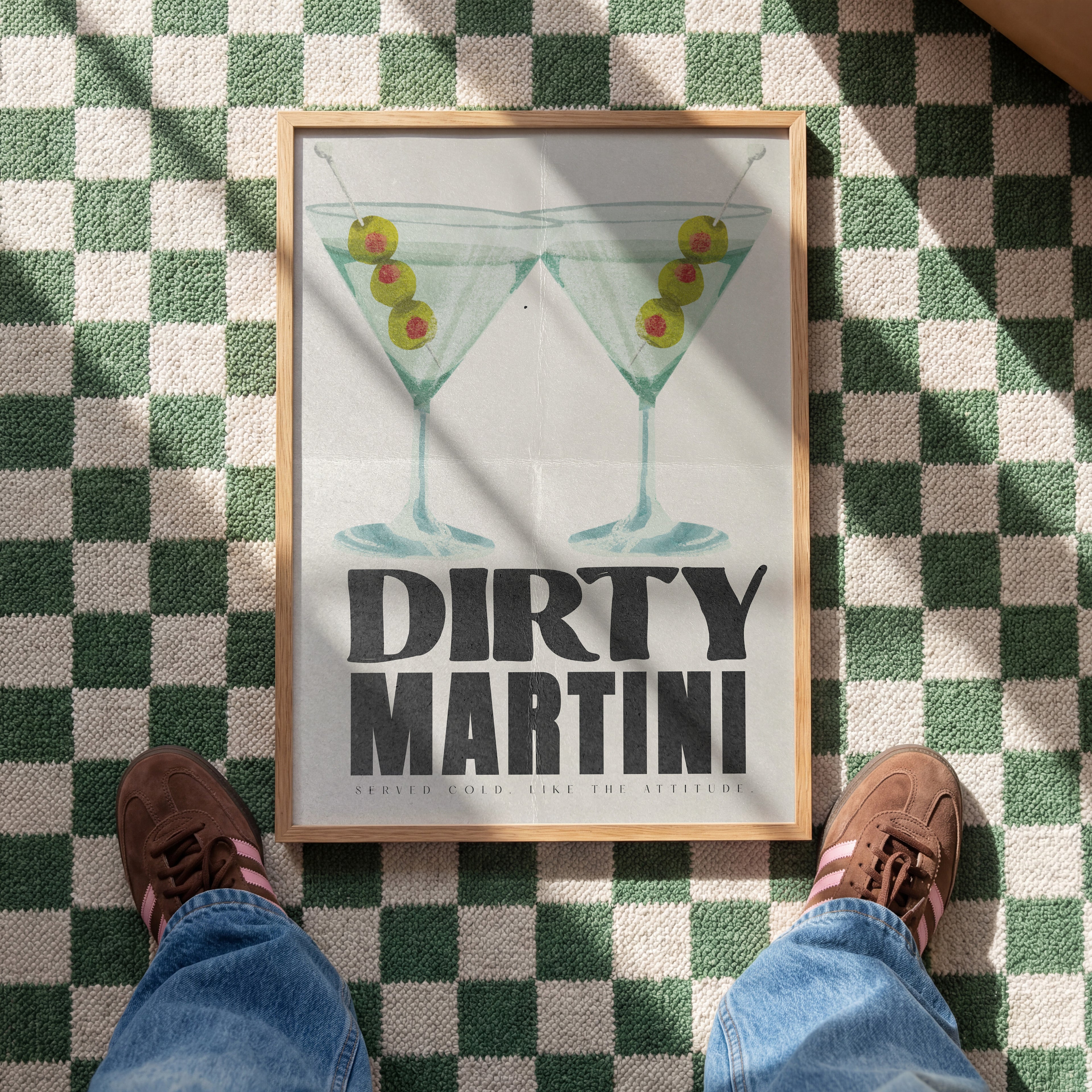 Modernes Dirty Martini Poster mit Cocktail Illustration und Retro Typografie für Home Bar
Stilvolles Martini Wandbild mit grünen Oliven im minimalistischen Vintage Design
Cocktail Poster im Mid Century Stil für Küche, Barwagen oder Wohnzimmer