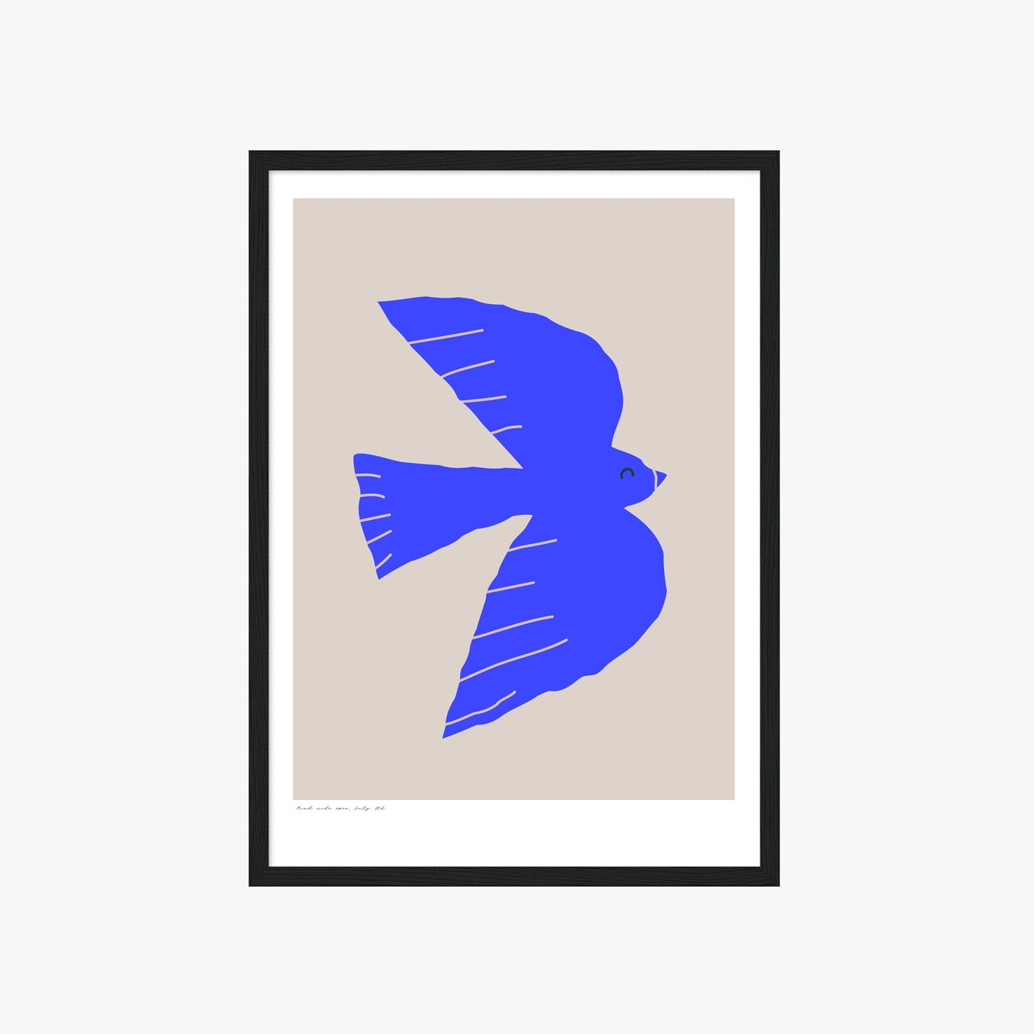 Modernes minimalistisches Poster mit abstrakter blauer Vogel-Silhouette auf hellem Hintergrund, grafisches Kunstwerk in kräftigem Ultramarin-Blau, stilisierte fliegende Taube als Symbol für Freiheit, Leichtigkeit und Natur, zeitgenössisches Wandbild im skandinavischen Design, ideal für Wohnzimmer, Schlafzimmer oder Büro, hochwertige Poster-Kunst für moderne Einrichtung, ästhetisches Grafikdesign mit klaren Formen und ruhiger Farbwirkung, dekoratives Wandposter für stilvolle Innenräume, minimalistische Kunst