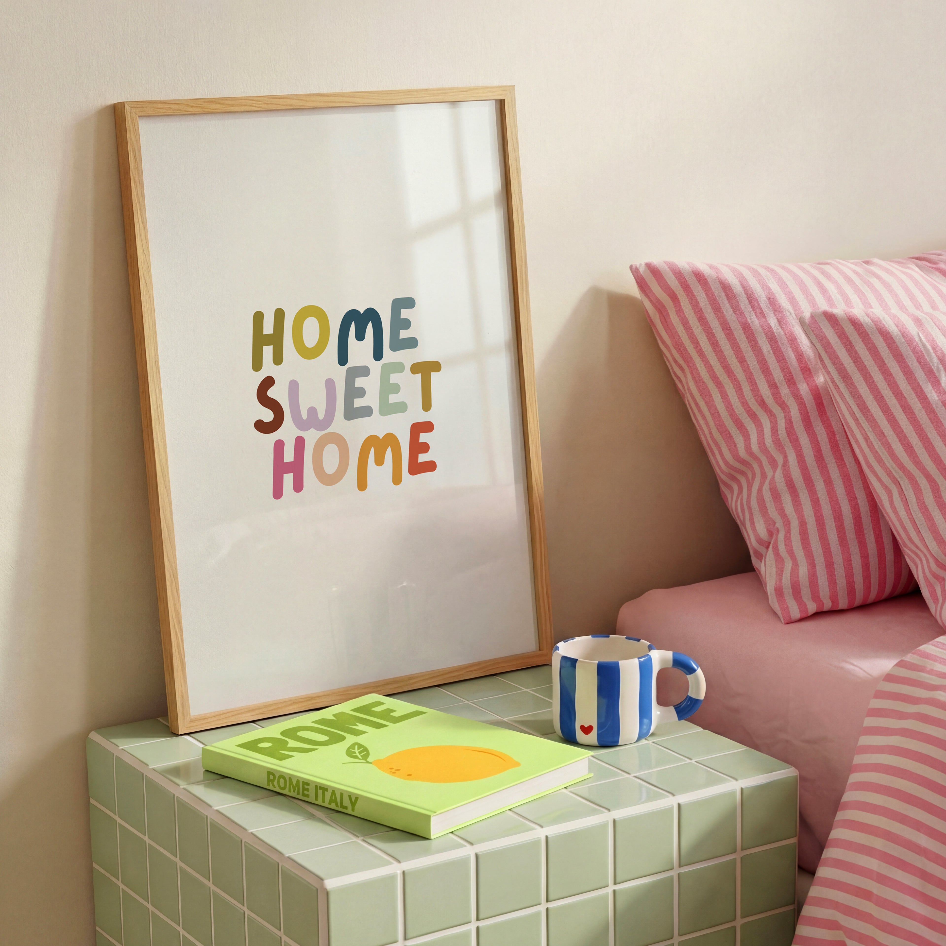 Home Sweet Home Poster mit farbenfroher Typografie – moderne Wanddeko für Wohnzimmer und Flur

Skandinavisches Typografie Poster mit Home Sweet Home Schriftzug – stilvolle Wandkunst für Zuhause