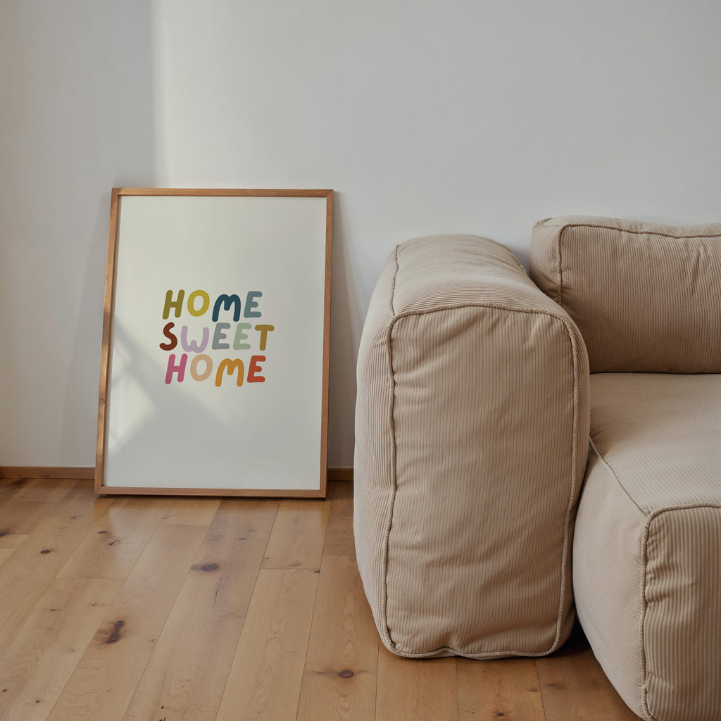 Home Sweet Home Poster mit farbenfroher Typografie – moderne Wanddeko für Wohnzimmer und Flur

Skandinavisches Typografie Poster mit Home Sweet Home Schriftzug – stilvolle Wandkunst für Zuhause