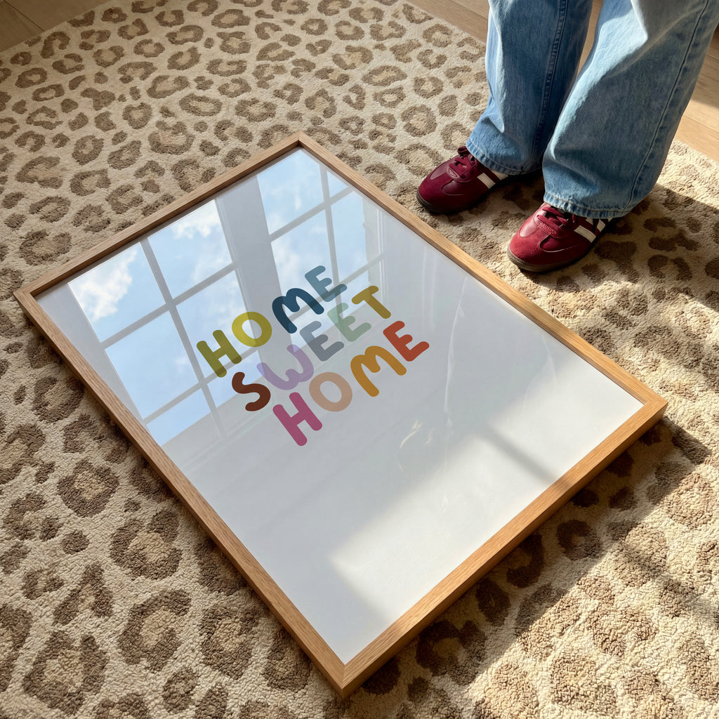 Home Sweet Home Poster mit farbenfroher Typografie – moderne Wanddeko für Wohnzimmer und Flur

Skandinavisches Typografie Poster mit Home Sweet Home Schriftzug – stilvolle Wandkunst für Zuhause