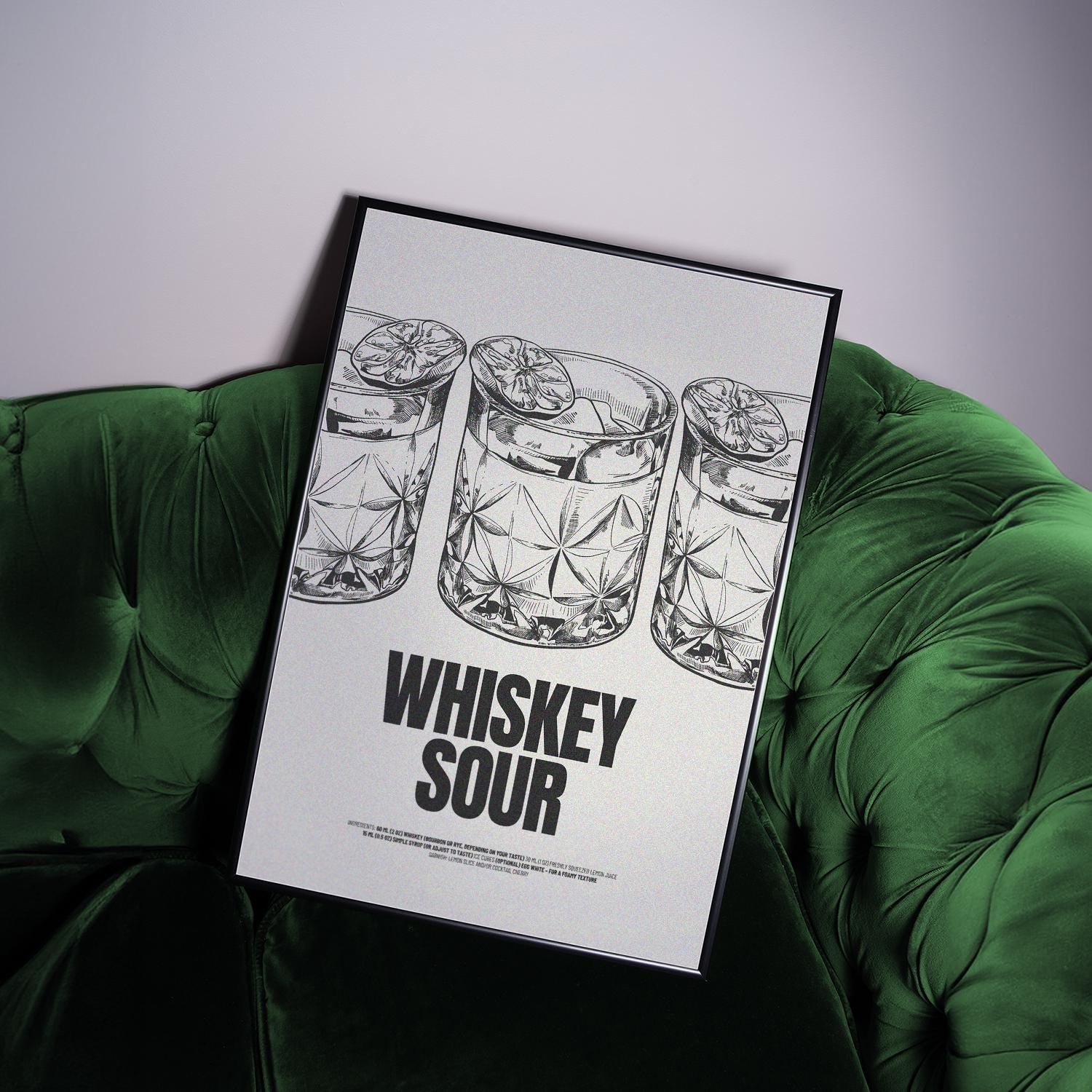 Handgezeichnetes Whiskey Sour Poster mit drei detaillierten Cocktails in Vintage-Gläsern, Eis und Zitronenscheibe. Schwarz-weiße Illustration mit minimalistischer Ästhetik, perfekt für Bar-Dekoration und Küchenkunst.

Englisch:
Hand-drawn Whiskey Sour Print featuring three detailed cocktails in vintage glasses, ice, and a lemon slice garnish. Black-and-white illustration with a minimalist aesthetic, perfect for bar decor and kitchen art.