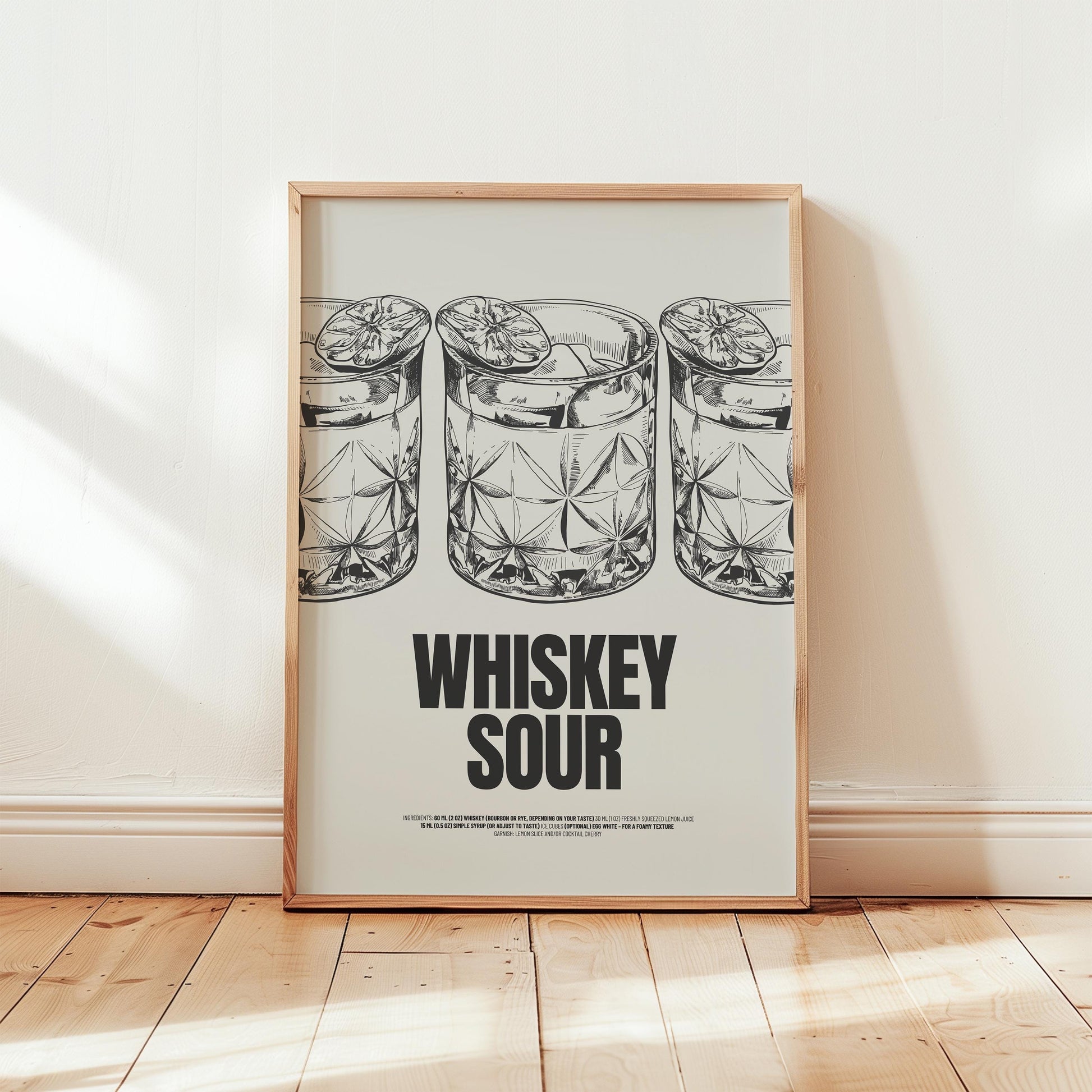 Handgezeichnetes Whiskey Sour Poster mit drei detaillierten Cocktails in Vintage-Gläsern, Eis und Zitronenscheibe. Schwarz-weiße Illustration mit minimalistischer Ästhetik, perfekt für Bar-Dekoration und Küchenkunst.

Englisch:
Hand-drawn Whiskey Sour Print featuring three detailed cocktails in vintage glasses, ice, and a lemon slice garnish. Black-and-white illustration with a minimalist aesthetic, perfect for bar decor and kitchen art.