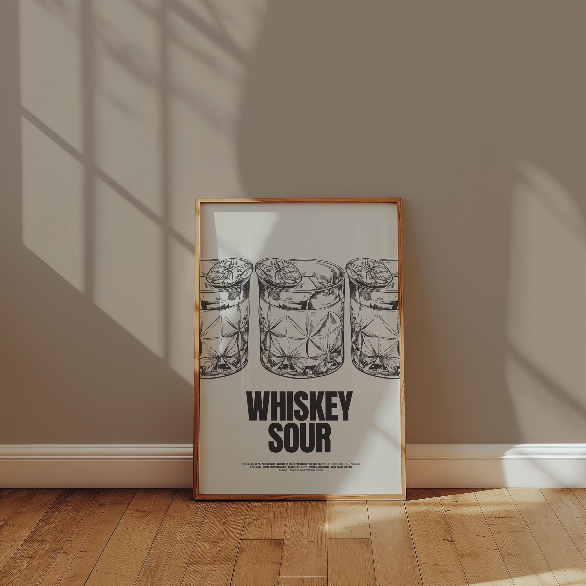 Handgezeichnetes Whiskey Sour Poster mit drei detaillierten Cocktails in Vintage-Gläsern, Eis und Zitronenscheibe. Schwarz-weiße Illustration mit minimalistischer Ästhetik, perfekt für Bar-Dekoration und Küchenkunst.

Englisch:
Hand-drawn Whiskey Sour Print featuring three detailed cocktails in vintage glasses, ice, and a lemon slice garnish. Black-and-white illustration with a minimalist aesthetic, perfect for bar decor and kitchen art.