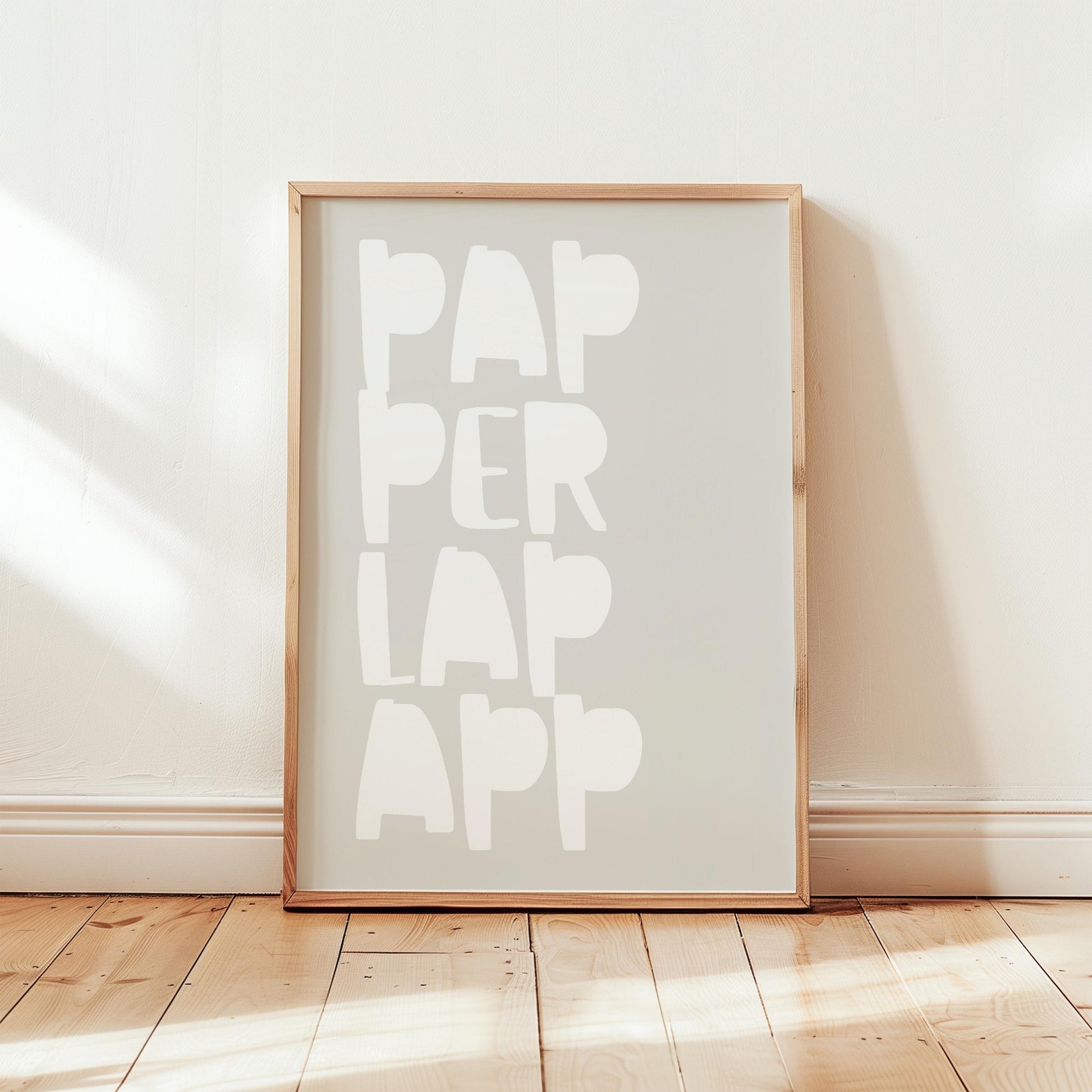 Poster "PAPPERLAPAPP" – Bold typography on a beige background. A creative statement piece for minimalist spaces with humor and style.