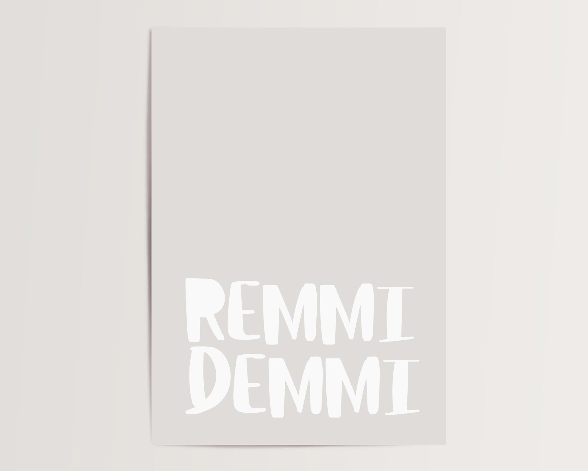 Poster "REMMIDEMMI" – Bold typography on a beige background. A creative statement piece for minimalist spaces with humor and style.