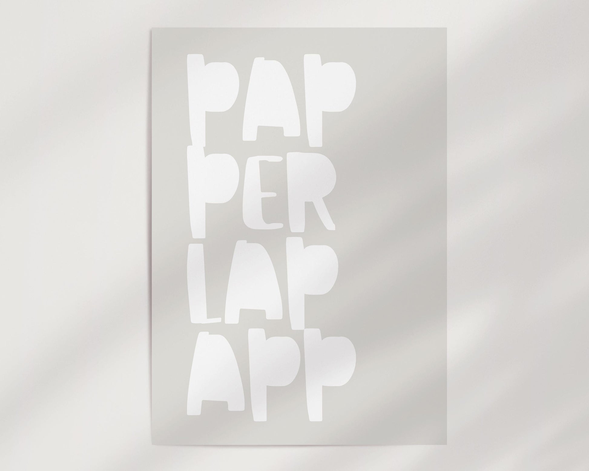 Poster "PAPPERLAPAPP" – Bold typography on a beige background. A creative statement piece for minimalist spaces with humor and style.