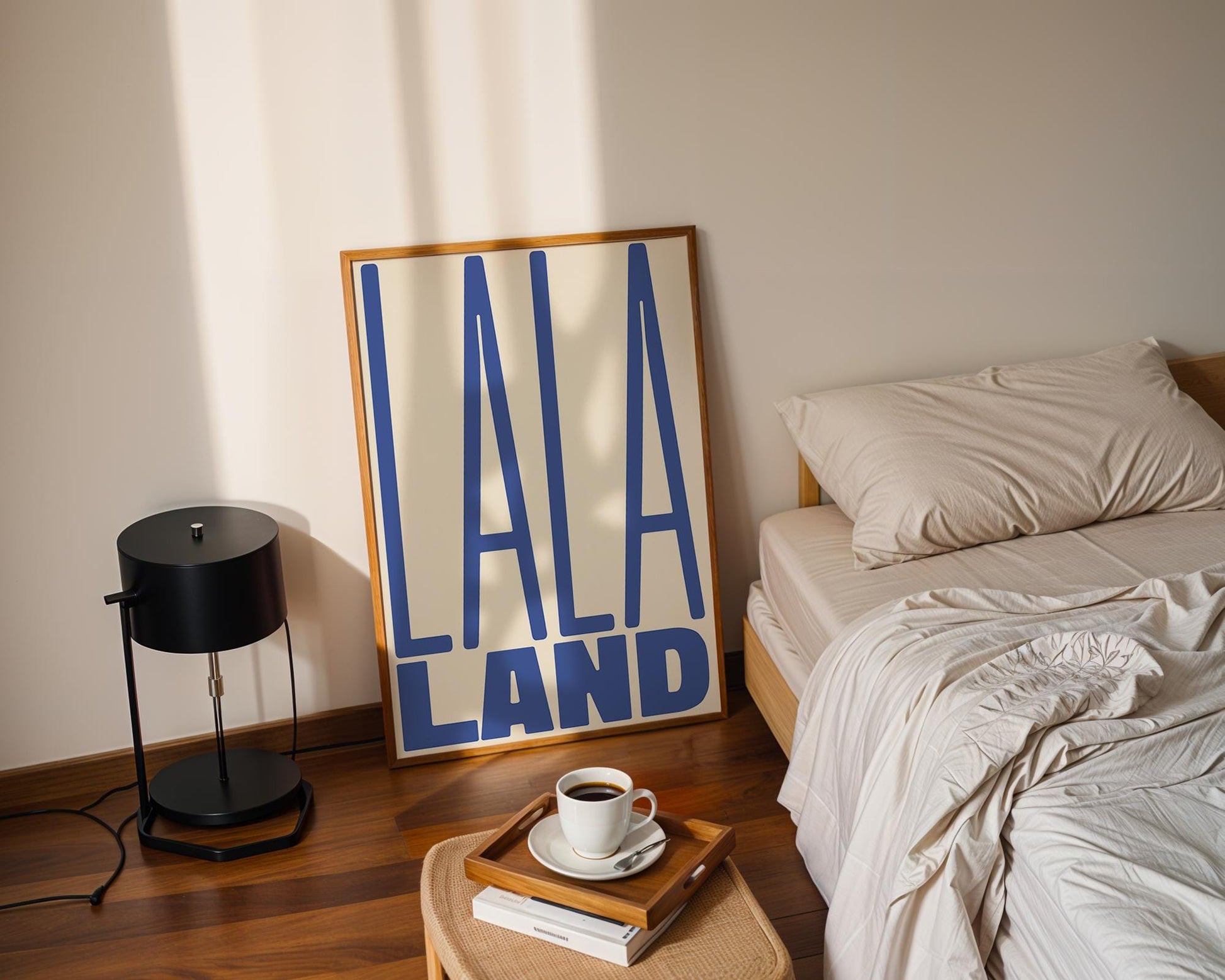 Ein Typoposter mit dem Schriftzug „LALA LAND“ in modernem Design, gehalten in Blau und Lila. Die Farben und die klare Typografie verleihen dem Poster eine beruhigende und inspirierende Ausstrahlung, ideal für Wohnzimmer, Schlafzimmer oder Büros.

Englisch:
A typography poster featuring the word &quot;LALA LAND&quot; in a modern design, using shades of blue and purple. The colors and clean typography give the poster a calming and inspiring vibe, perfect for living rooms, bedrooms, or offices.