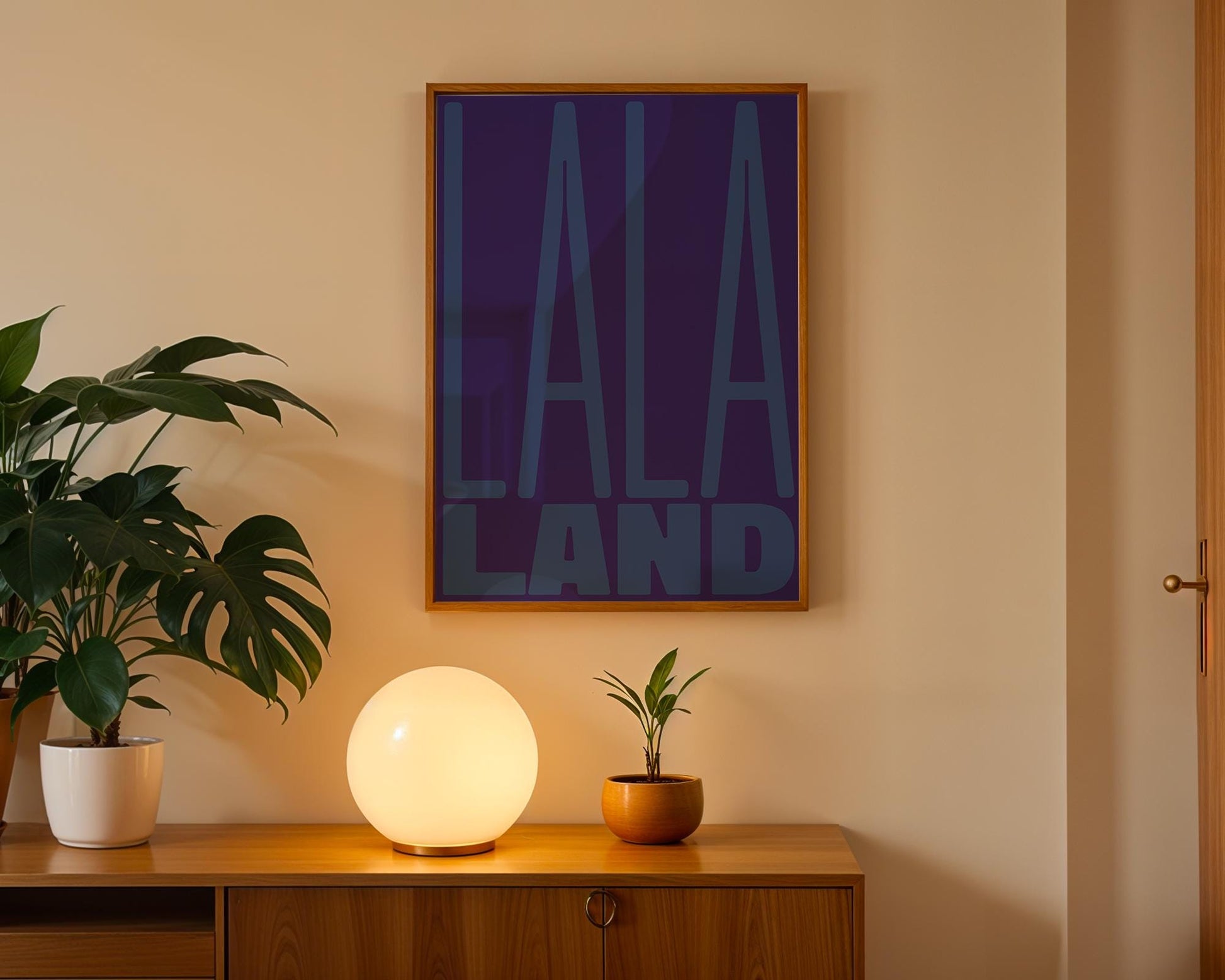 Ein Typoposter mit dem Schriftzug „LALA LAND“ in modernem Design, gehalten in Blau und Lila. Die Farben und die klare Typografie verleihen dem Poster eine beruhigende und inspirierende Ausstrahlung, ideal für Wohnzimmer, Schlafzimmer oder Büros.

Englisch:
A typography poster featuring the word &quot;LALA LAND&quot; in a modern design, using shades of blue and purple. The colors and clean typography give the poster a calming and inspiring vibe, perfect for living rooms, bedrooms, or offices.