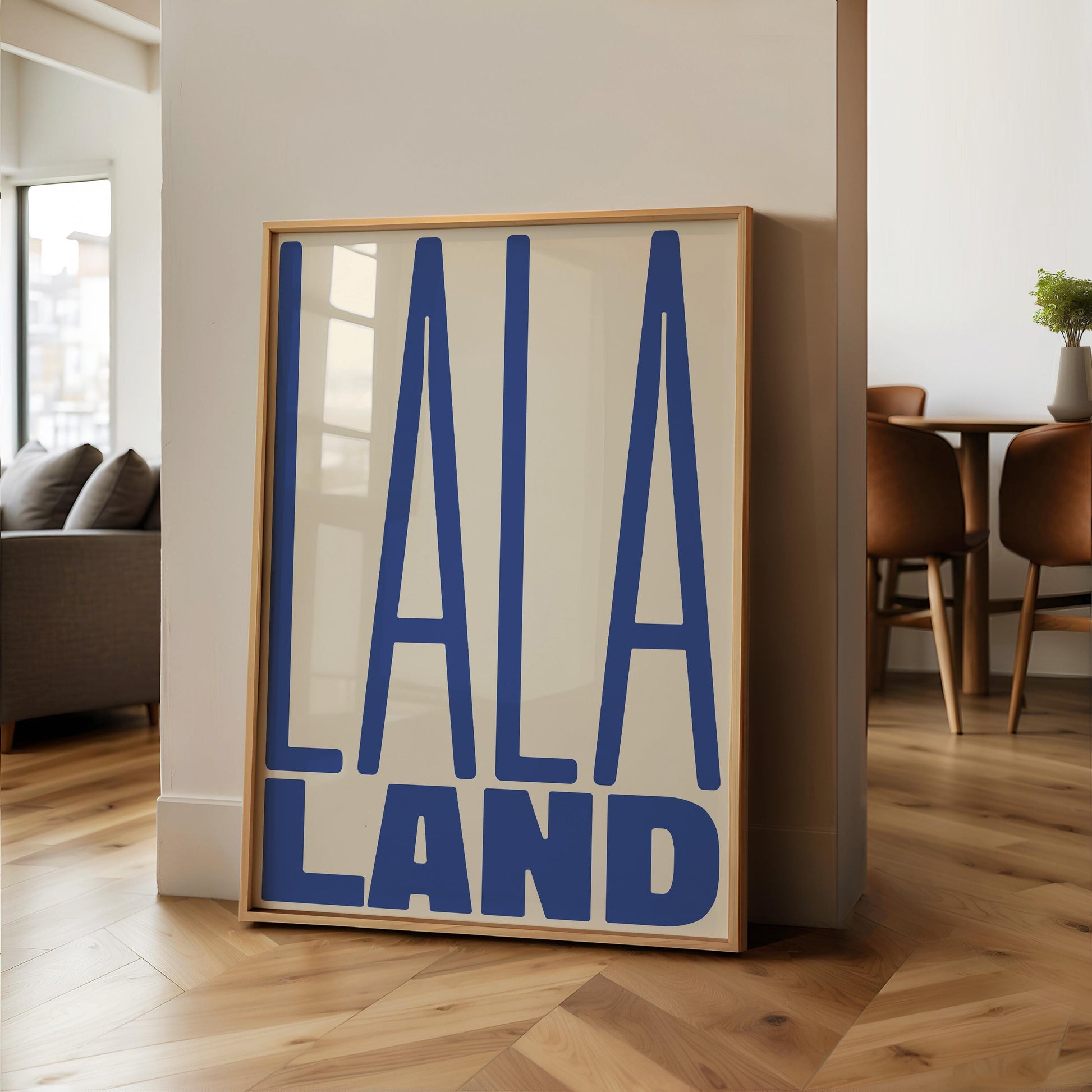 Ein Typoposter mit dem Schriftzug „LALA LAND“ in modernem Design, gehalten in Blau und Lila. Die Farben und die klare Typografie verleihen dem Poster eine beruhigende und inspirierende Ausstrahlung, ideal für Wohnzimmer, Schlafzimmer oder Büros.

Englisch:
A typography poster featuring the word &quot;LALA LAND&quot; in a modern design, using shades of blue and purple. The colors and clean typography give the poster a calming and inspiring vibe, perfect for living rooms, bedrooms, or offices.