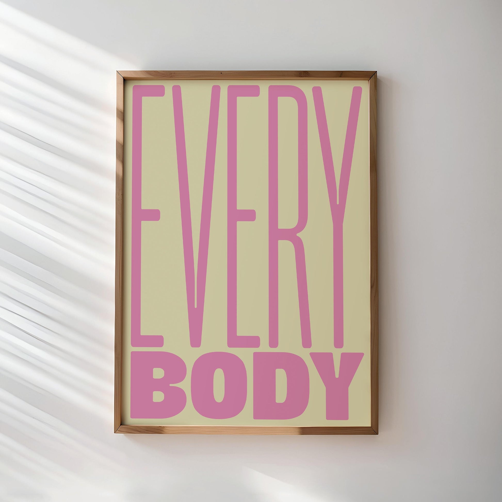 EVERYBODY“ in sanften Rosatönen und Beige, das eine inklusive und positive Botschaft vermittelt. Die klare Typografie und Farben betonen Körperakzeptanz und Vielfalt, ideal als Wanddekoration in modernen, positiven Räumen.
A typography poster featuring the word &quot;EVERYBODY&quot; in soft pink and beige tones, conveying an inclusive and positive message. The clean typography and colors highlight body acceptance and diversity, making it perfect wall decor for modern, positive spaces.