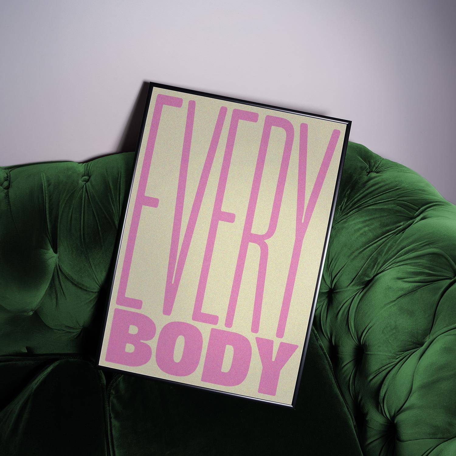 EVERYBODY“ in sanften Rosatönen und Beige, das eine inklusive und positive Botschaft vermittelt. Die klare Typografie und Farben betonen Körperakzeptanz und Vielfalt, ideal als Wanddekoration in modernen, positiven Räumen.
A typography poster featuring the word &quot;EVERYBODY&quot; in soft pink and beige tones, conveying an inclusive and positive message. The clean typography and colors highlight body acceptance and diversity, making it perfect wall decor for modern, positive spaces.