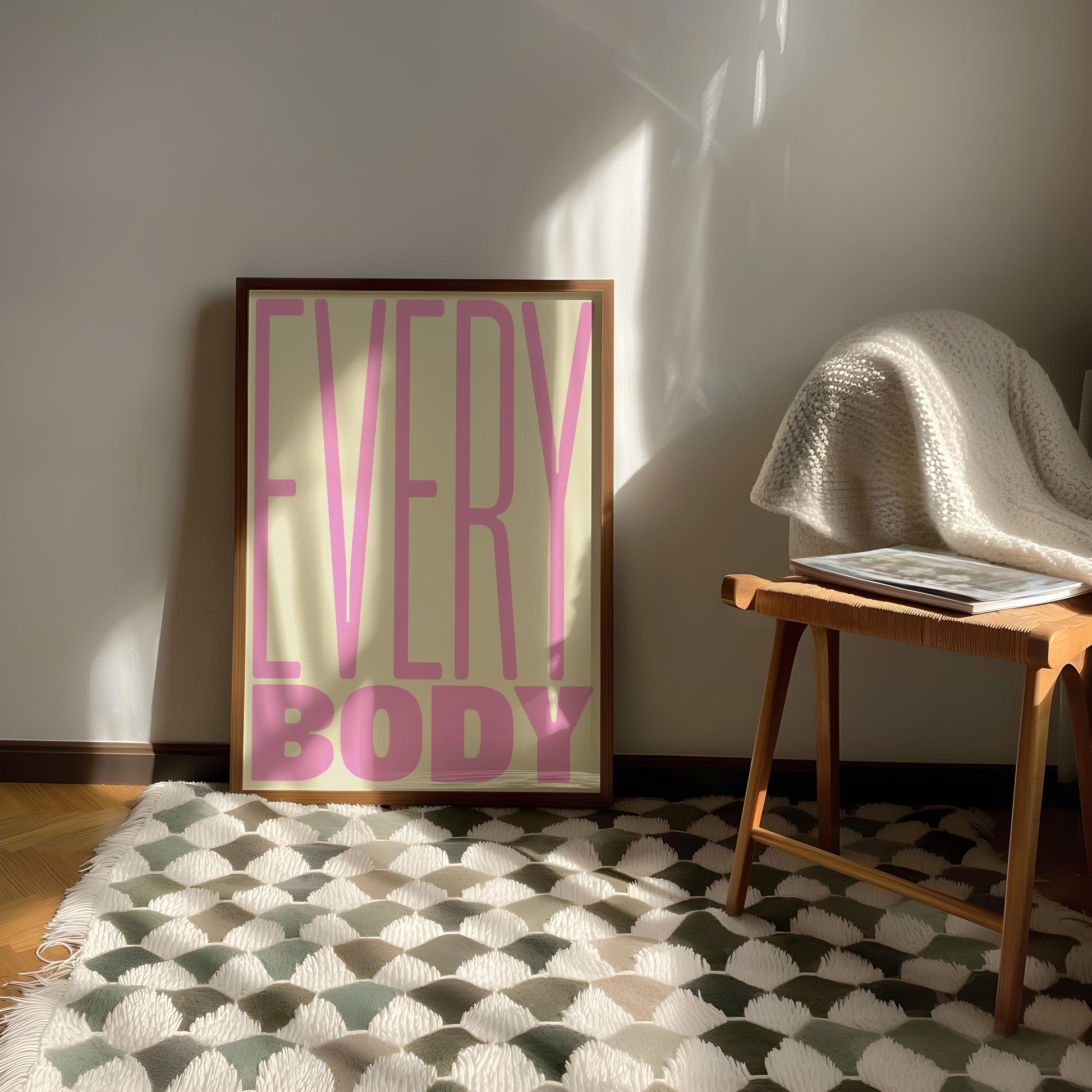 EVERYBODY“ in sanften Rosatönen und Beige, das eine inklusive und positive Botschaft vermittelt. Die klare Typografie und Farben betonen Körperakzeptanz und Vielfalt, ideal als Wanddekoration in modernen, positiven Räumen.
A typography poster featuring the word &quot;EVERYBODY&quot; in soft pink and beige tones, conveying an inclusive and positive message. The clean typography and colors highlight body acceptance and diversity, making it perfect wall decor for modern, positive spaces.