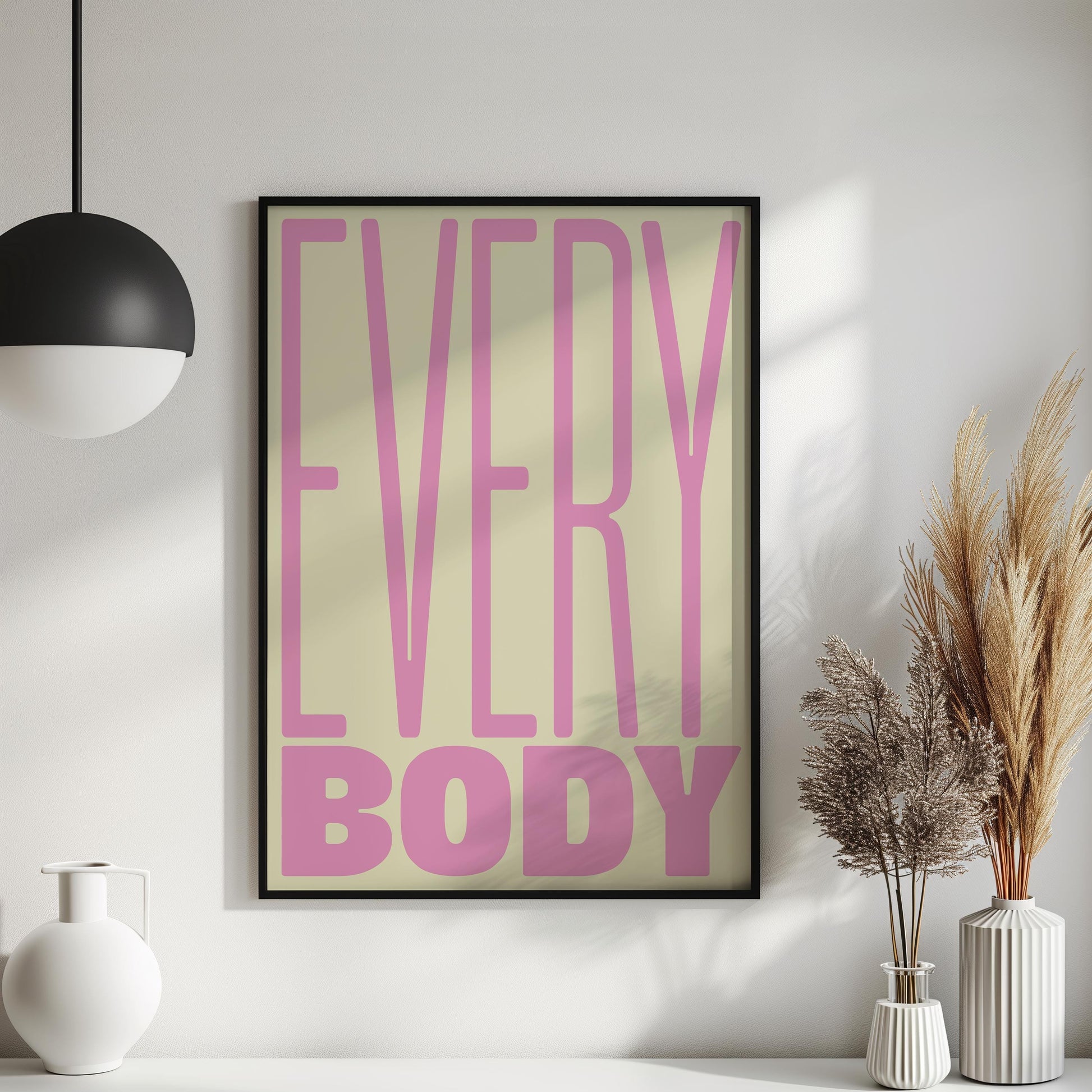 EVERYBODY“ in sanften Rosatönen und Beige, das eine inklusive und positive Botschaft vermittelt. Die klare Typografie und Farben betonen Körperakzeptanz und Vielfalt, ideal als Wanddekoration in modernen, positiven Räumen.
A typography poster featuring the word &quot;EVERYBODY&quot; in soft pink and beige tones, conveying an inclusive and positive message. The clean typography and colors highlight body acceptance and diversity, making it perfect wall decor for modern, positive spaces.