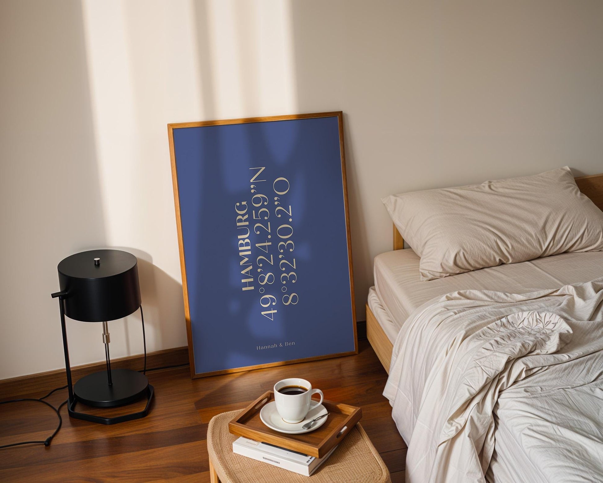 Detaillierte Darstellung eines personalisierten Koordinaten-Posters mit blauem Typografie-Design. Enthält individuell angepasste geografische Koordinaten eines besonderen Ortes, perfekt als Geschenk für Jahrestage, Hochzeiten oder erste Treffen.
