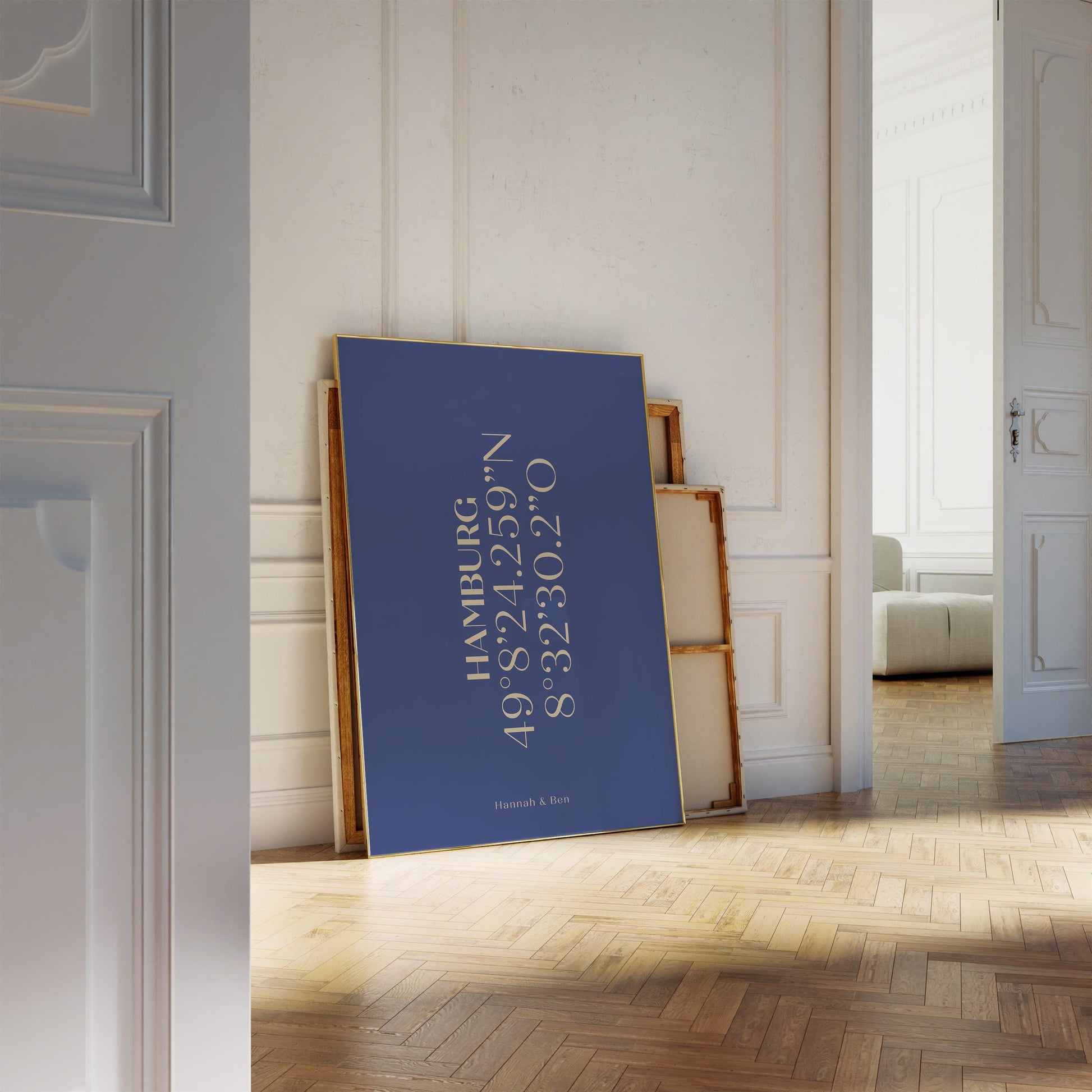 Detaillierte Darstellung eines personalisierten Koordinaten-Posters mit blauem Typografie-Design. Enthält individuell angepasste geografische Koordinaten eines besonderen Ortes, perfekt als Geschenk für Jahrestage, Hochzeiten oder erste Treffen.