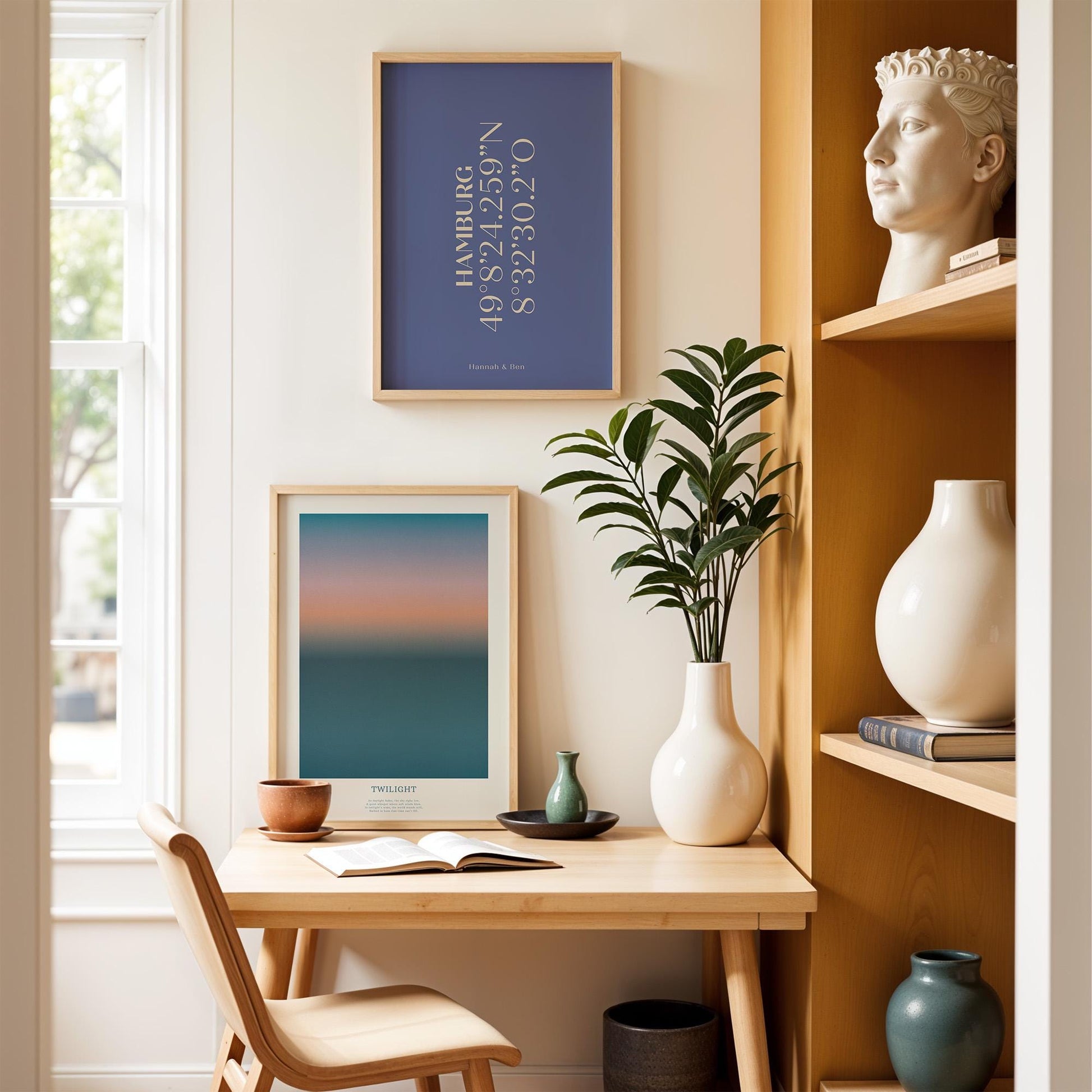 Detaillierte Darstellung eines personalisierten Koordinaten-Posters mit blauem Typografie-Design. Enthält individuell angepasste geografische Koordinaten eines besonderen Ortes, perfekt als Geschenk für Jahrestage, Hochzeiten oder erste Treffen.