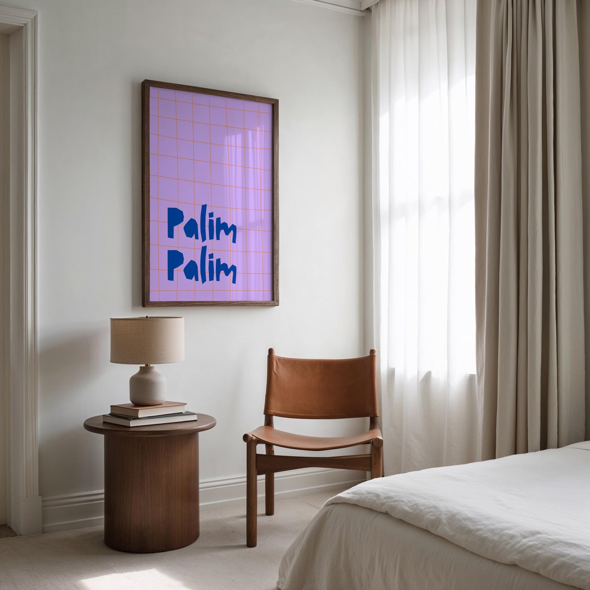 Verspieltes „Palim Palim“ Poster mit kantiger blauer Schrift auf lila Hintergrund. Orangefarbenes Rasterdesign verleiht dem Bild eine moderne, retro-inspirierte Ästhetik. Perfekt für Fans von Humor, Comedy und nostalgischen Designs.

Englisch:
Playful &quot;Palim Palim&quot; print featuring bold blue typography on a lilac background. Orange grid design adds a modern, retro-inspired touch. Perfect for fans of humor, comedy, and nostalgic aesthetics.