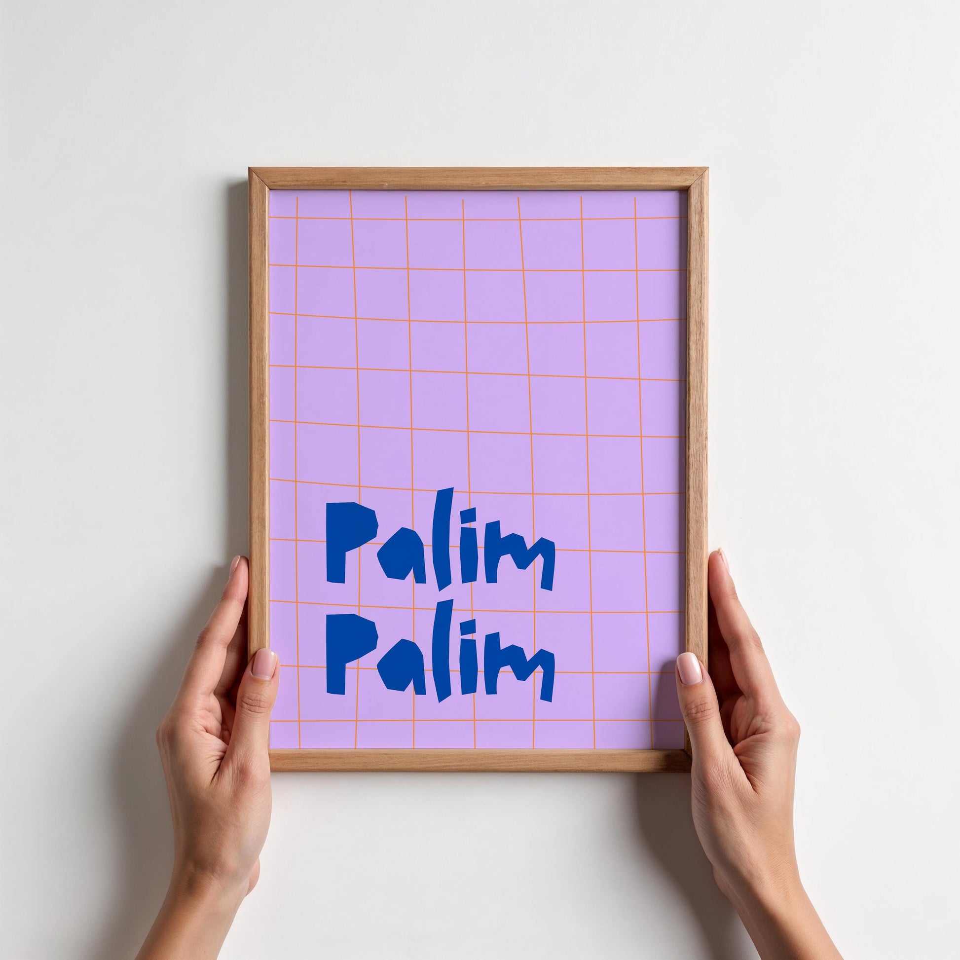 Verspieltes „Palim Palim“ Poster mit kantiger blauer Schrift auf lila Hintergrund. Orangefarbenes Rasterdesign verleiht dem Bild eine moderne, retro-inspirierte Ästhetik. Perfekt für Fans von Humor, Comedy und nostalgischen Designs.

Englisch:
Playful &quot;Palim Palim&quot; print featuring bold blue typography on a lilac background. Orange grid design adds a modern, retro-inspired touch. Perfect for fans of humor, comedy, and nostalgic aesthetics.