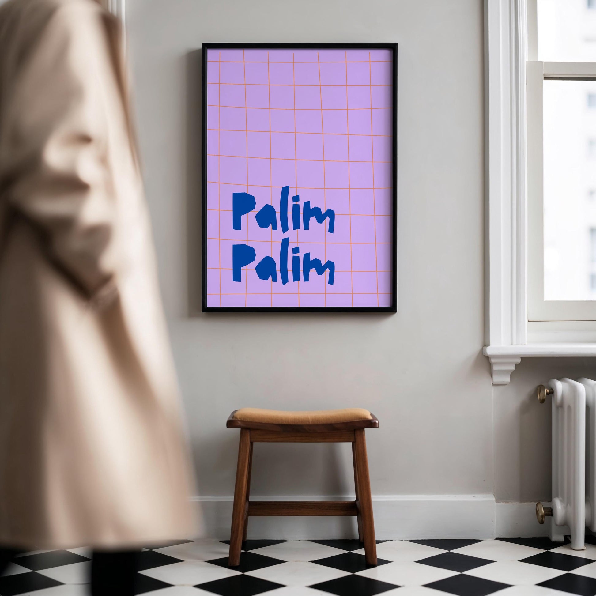 Verspieltes „Palim Palim“ Poster mit kantiger blauer Schrift auf lila Hintergrund. Orangefarbenes Rasterdesign verleiht dem Bild eine moderne, retro-inspirierte Ästhetik. Perfekt für Fans von Humor, Comedy und nostalgischen Designs.

Englisch:
Playful &quot;Palim Palim&quot; print featuring bold blue typography on a lilac background. Orange grid design adds a modern, retro-inspired touch. Perfect for fans of humor, comedy, and nostalgic aesthetics.