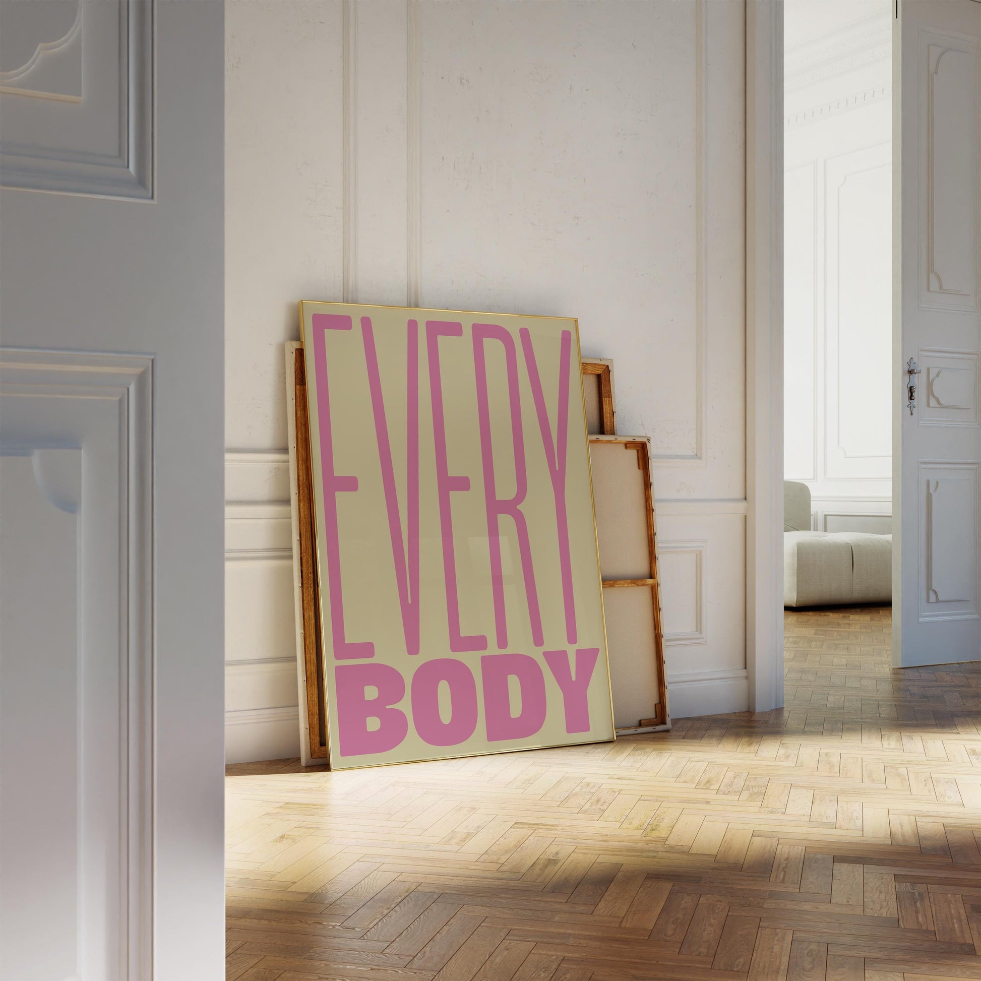 EVERYBODY“ in sanften Rosatönen und Beige, das eine inklusive und positive Botschaft vermittelt. Die klare Typografie und Farben betonen Körperakzeptanz und Vielfalt, ideal als Wanddekoration in modernen, positiven Räumen.
A typography poster featuring the word &quot;EVERYBODY&quot; in soft pink and beige tones, conveying an inclusive and positive message. The clean typography and colors highlight body acceptance and diversity, making it perfect wall decor for modern, positive spaces.