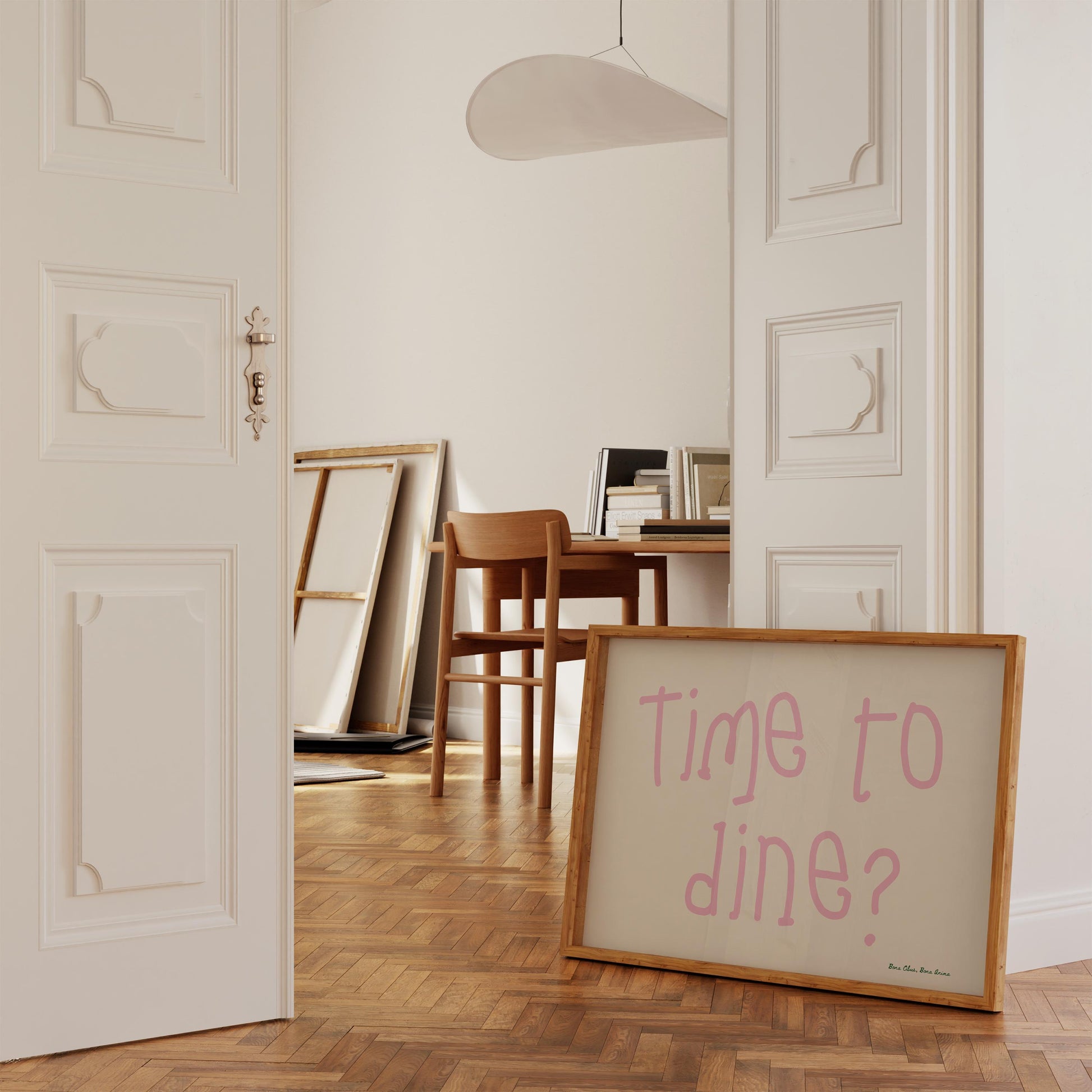 A handwritten typography poster with the Latin phrase &quot;Bona Cibus, Bona Anima&quot; in a minimalist design. Available in Beige/Pink or Green/Beige color options. Perfect for kitchen and dining room decor.

Ein Poster mit Handschrift-Typografie und dem lateinischen Spruch &quot;Bona Cibus, Bona Anima&quot; in minimalistischer Gestaltung. Erhältlich in den Farben Beige/Rosa oder Grün/Beige. Perfekt für Küchendekor und Esszimmerwände.